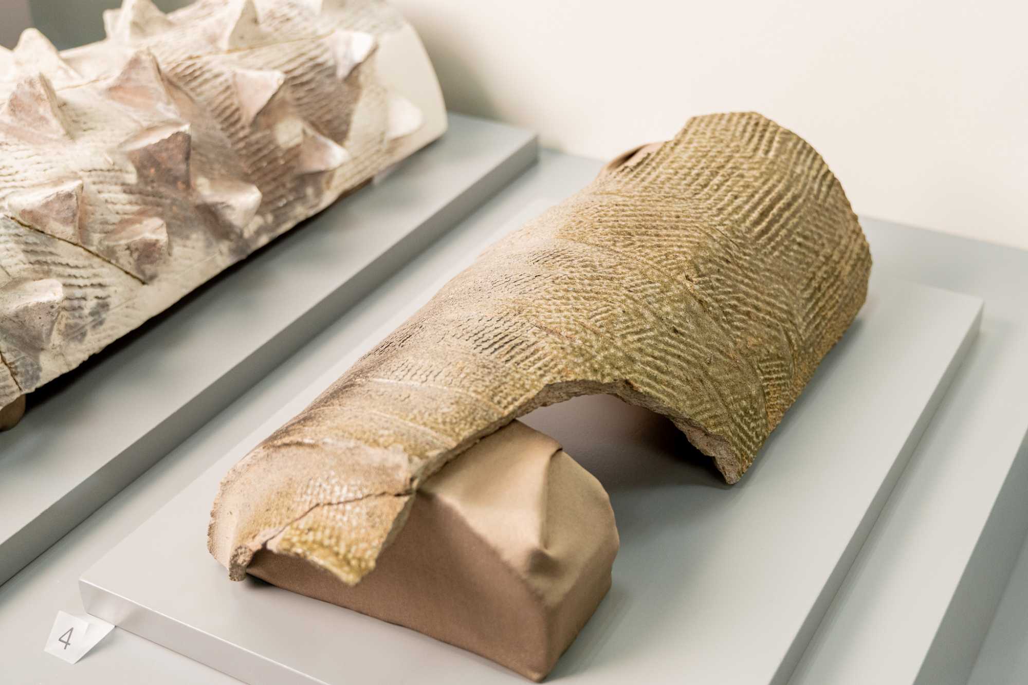 西漢（前202– 8年）青釉筒瓦，1995年廣州南越國宮署遺址出土，表面飾繩紋，施青釉，內部飾麻點紋，是中國目前發現年代最早的釉面筒瓦。