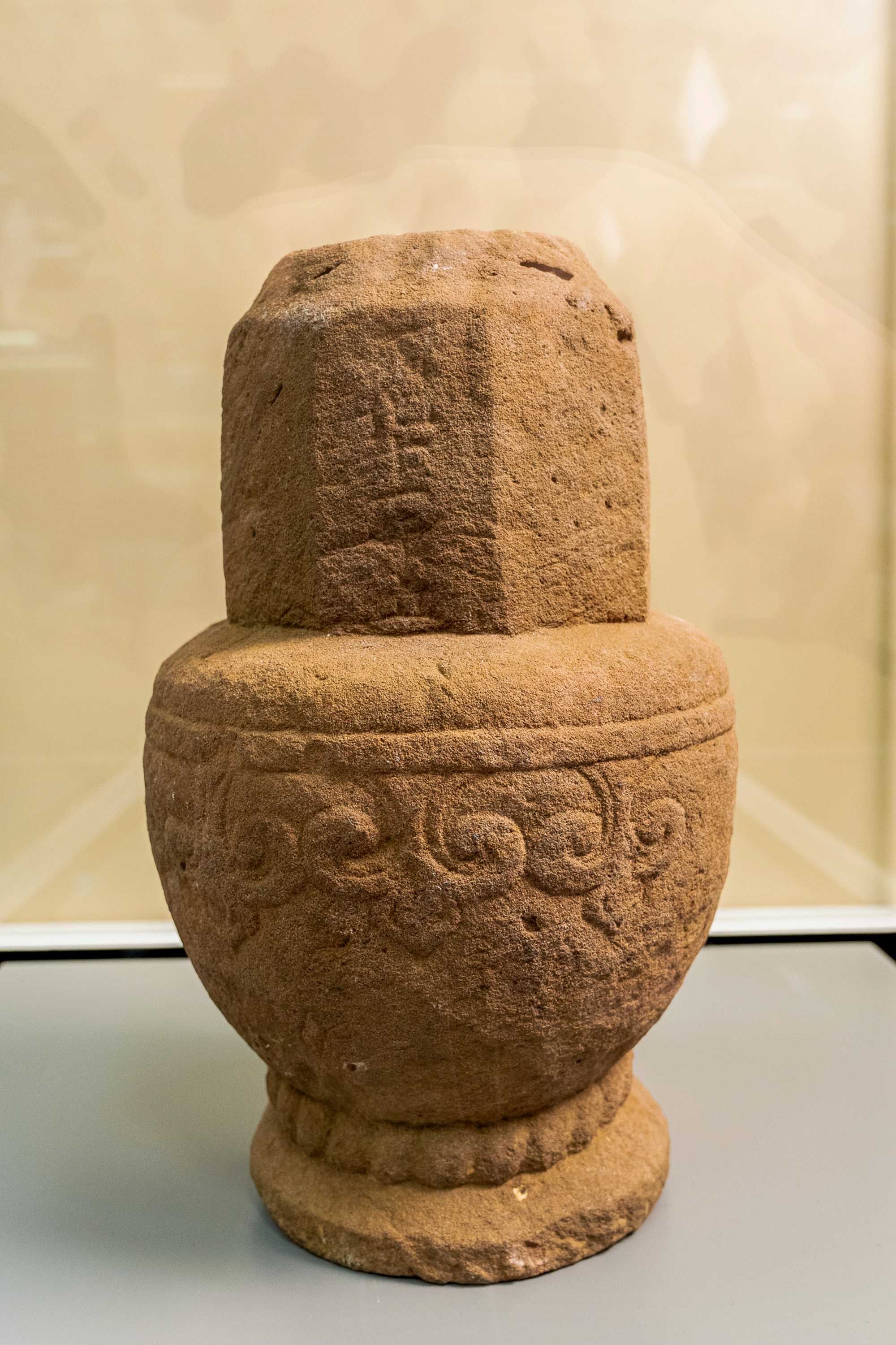 1998年在香港元朗厦村東頭村出土的紅砂岩雕花柱礎，刻有「成化十一年立」（1475年）銘文，估計為當地鄧族禮制建築的遺存。香港考古出土有紀年的建築構件，甚為罕見。