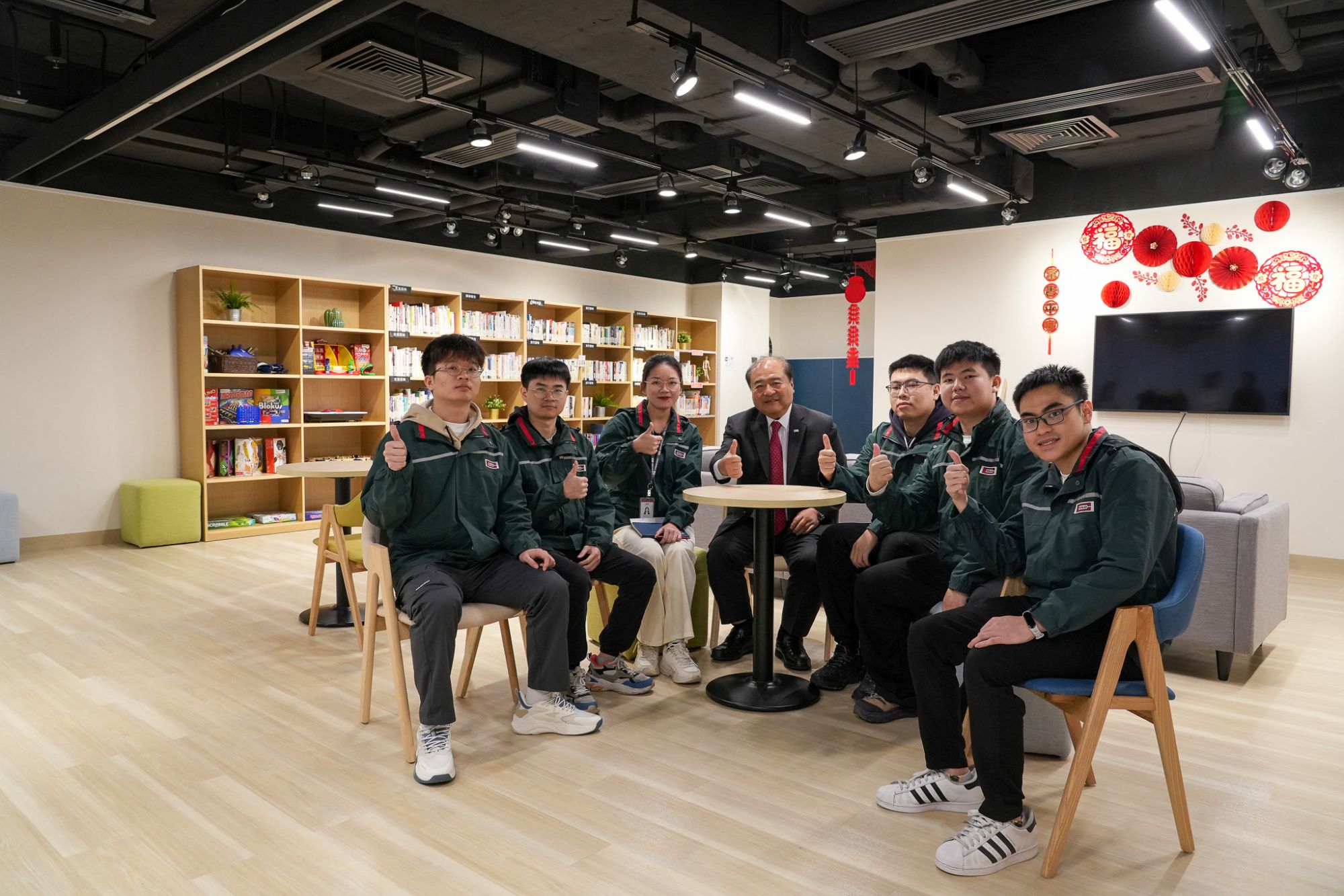 Group photo of Chairman and Managing Director, Mr KUOK Ho-sang (middle), Assistant Engineer, Ms KE Lingzhu  (third left) and other new recruits from the Mainland of Chevalier International Holdings Ltd.