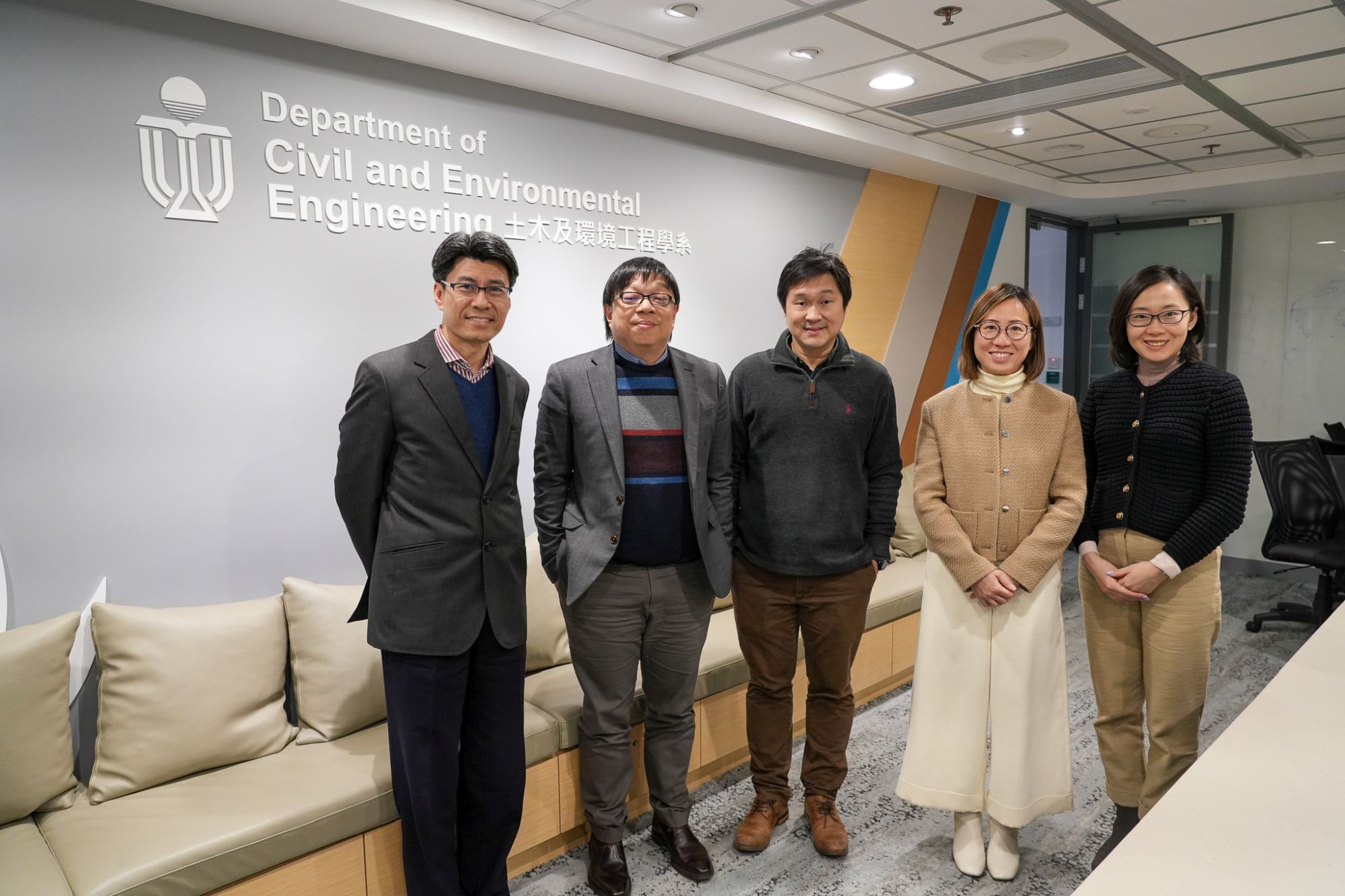 Under the leadership of Deputy Secretary for Development (Works), Mr Tony HO (second left), the representatives of the DEVB meet the representatives of the HKUST to explore the optimisation of the curriculum design of relevant professions.