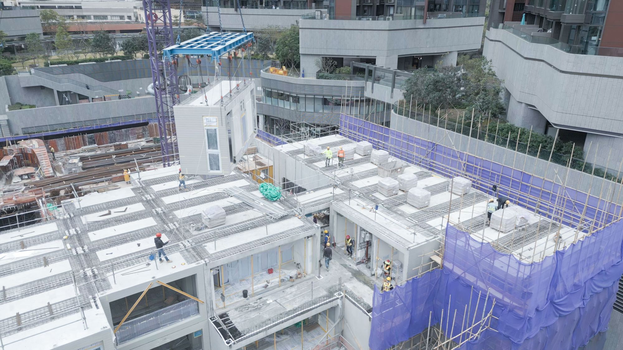 MiC employs the concept of “factory assembly followed by on-site installation”, which transfers the conventional on-site construction processes to factories, thereby enhancing on-site productivity.