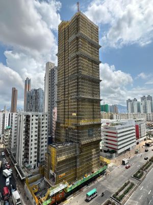 位於深水埗東京街，首個由發展商以「組裝合成」建築法興建的私人住宅項目正在興建中。
