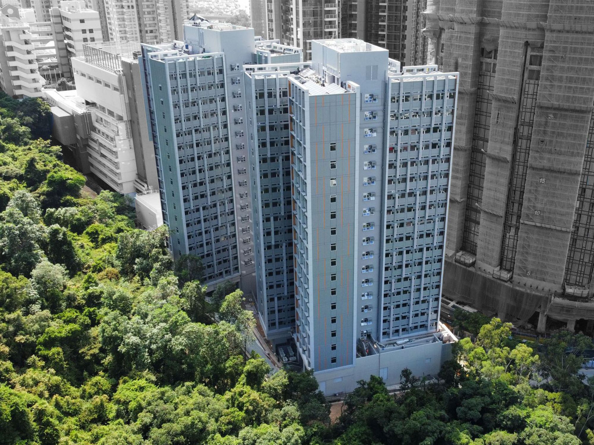 Bulit with MiC, the Wong Chuk Hang Student Residence of The University of Hong Kong consists of two 17-floor towers.