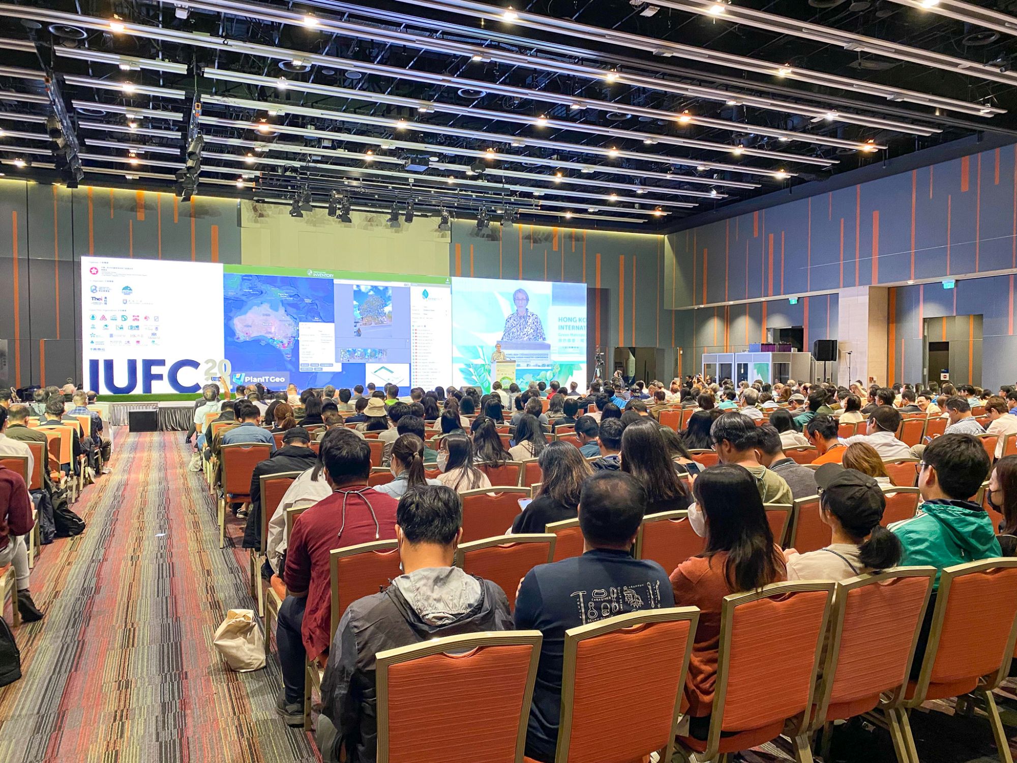 研討會吸引超過2,000人次親身參與，以及數以萬計來自本地、內地及海外人士收看網上直播。