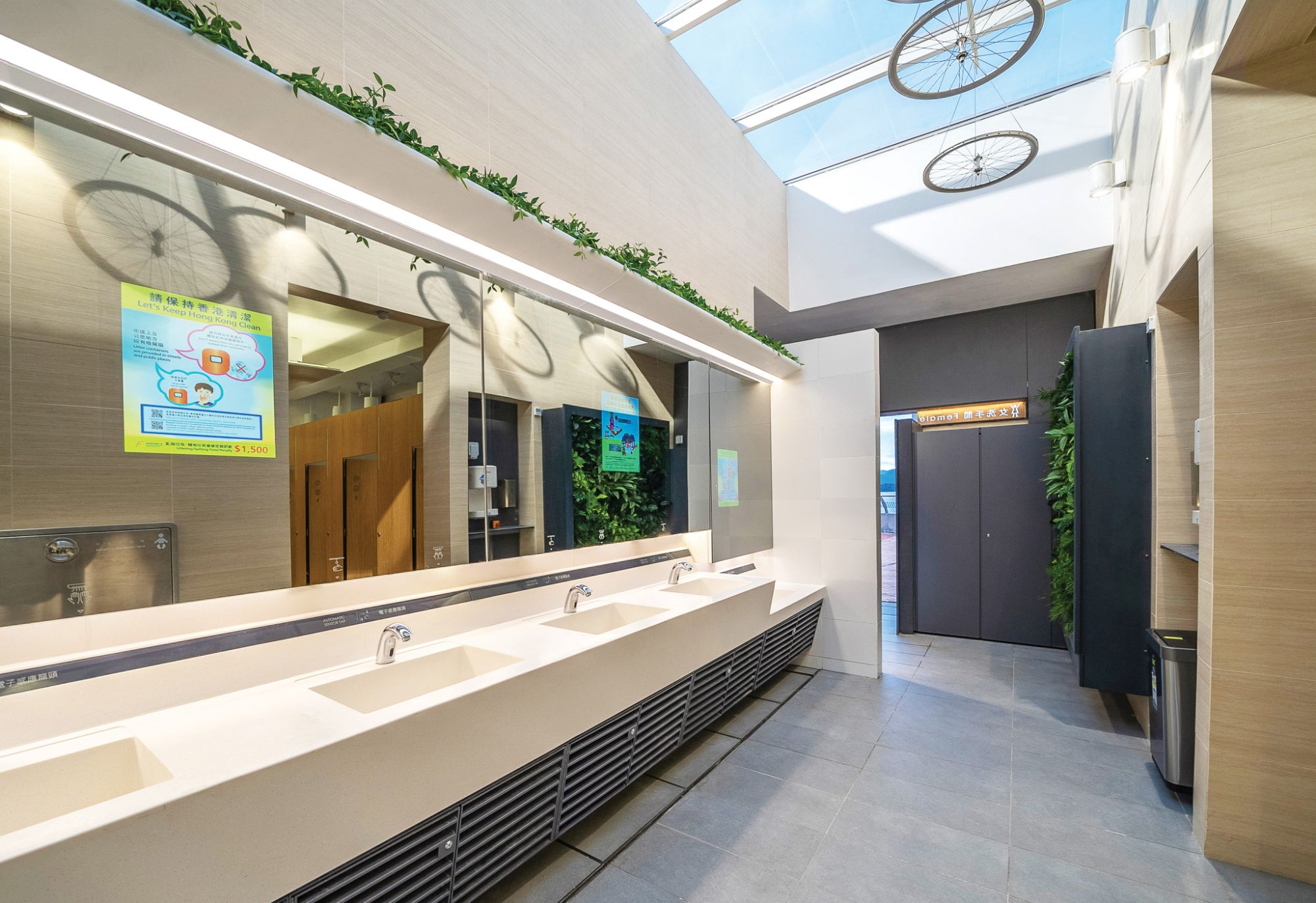 The Pak Shek Kok public toilet is the first themed smart public toilet of its kind in Hong Kong.  The design and fittings of the public toilet are based on a cycling theme, meaning that the public toilet can blend in harmoniously with the neighbouring cycling track.