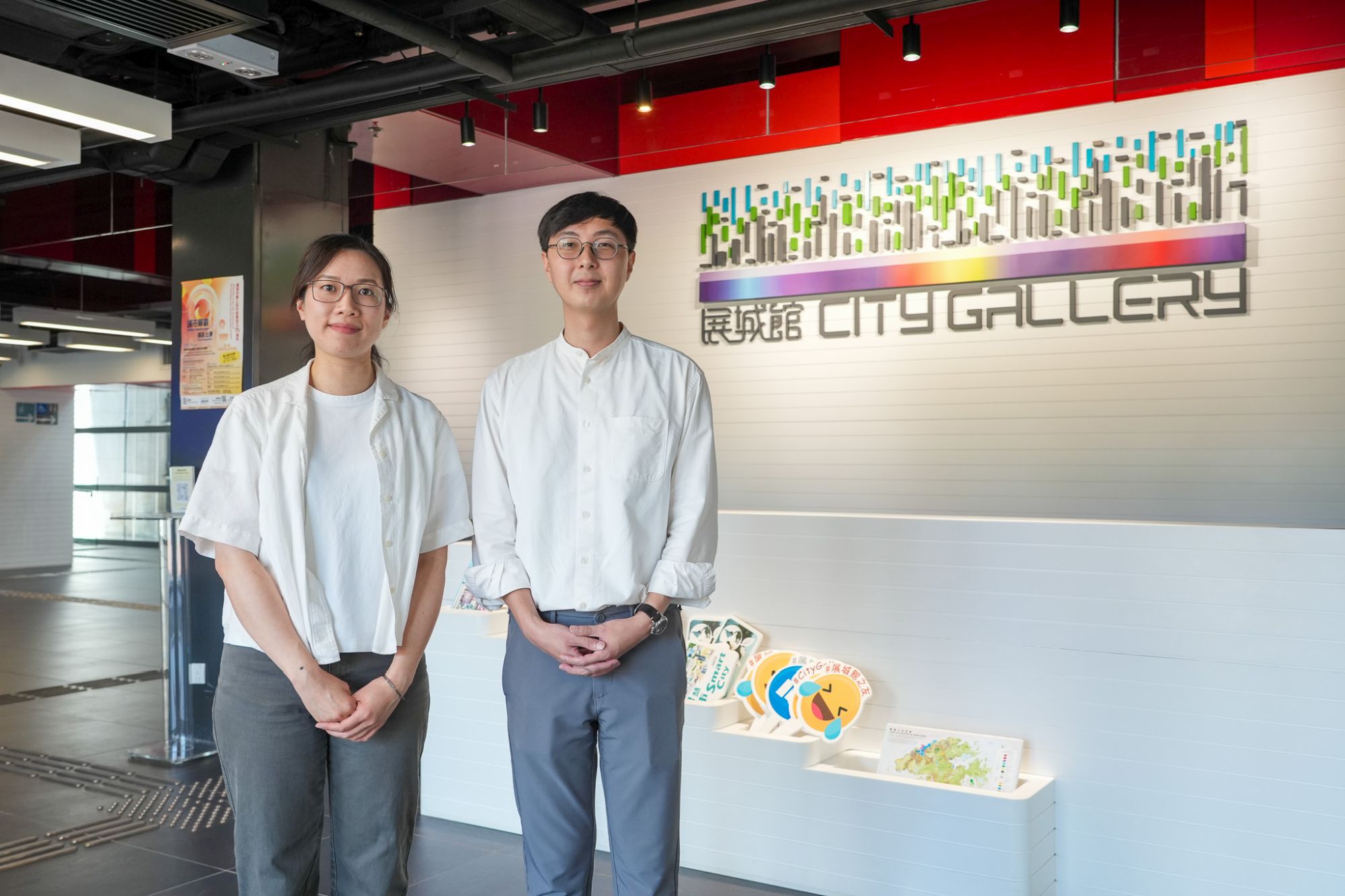規劃署城市規劃師陳家琪（左）和規劃署城市規劃師劉熹（右）介紹展城館翻新後的展區。   　 