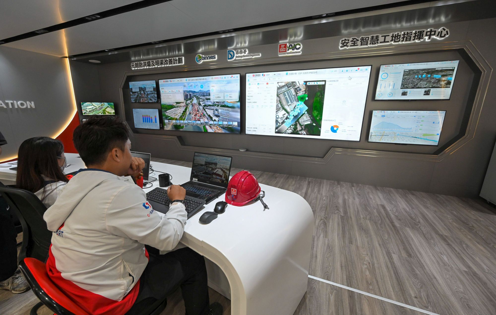 The construction site of Yuen Long Barrage and Nullah Improvement Schemes under the Drainage Services Department (DSD) has set up a control centre for the Smart Site Safety System (4S).  It is one of the first batch of construction sites that has been issued a 4S label.