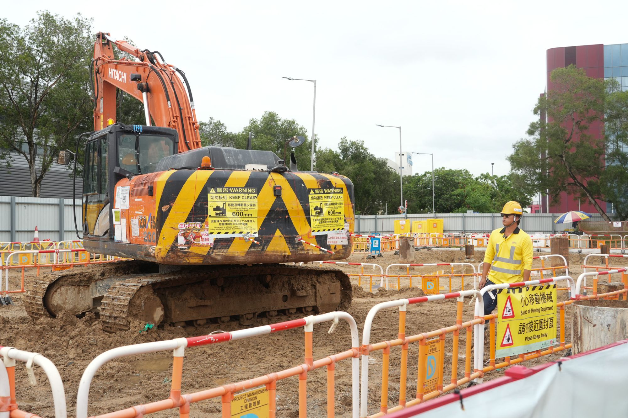 The excavator at the construction site of Yuen Long Barrage and Nullah Improvement Scheme under the DSD is equipped with an alarm system to prevent site personnel from encroaching upon dangerous zones.