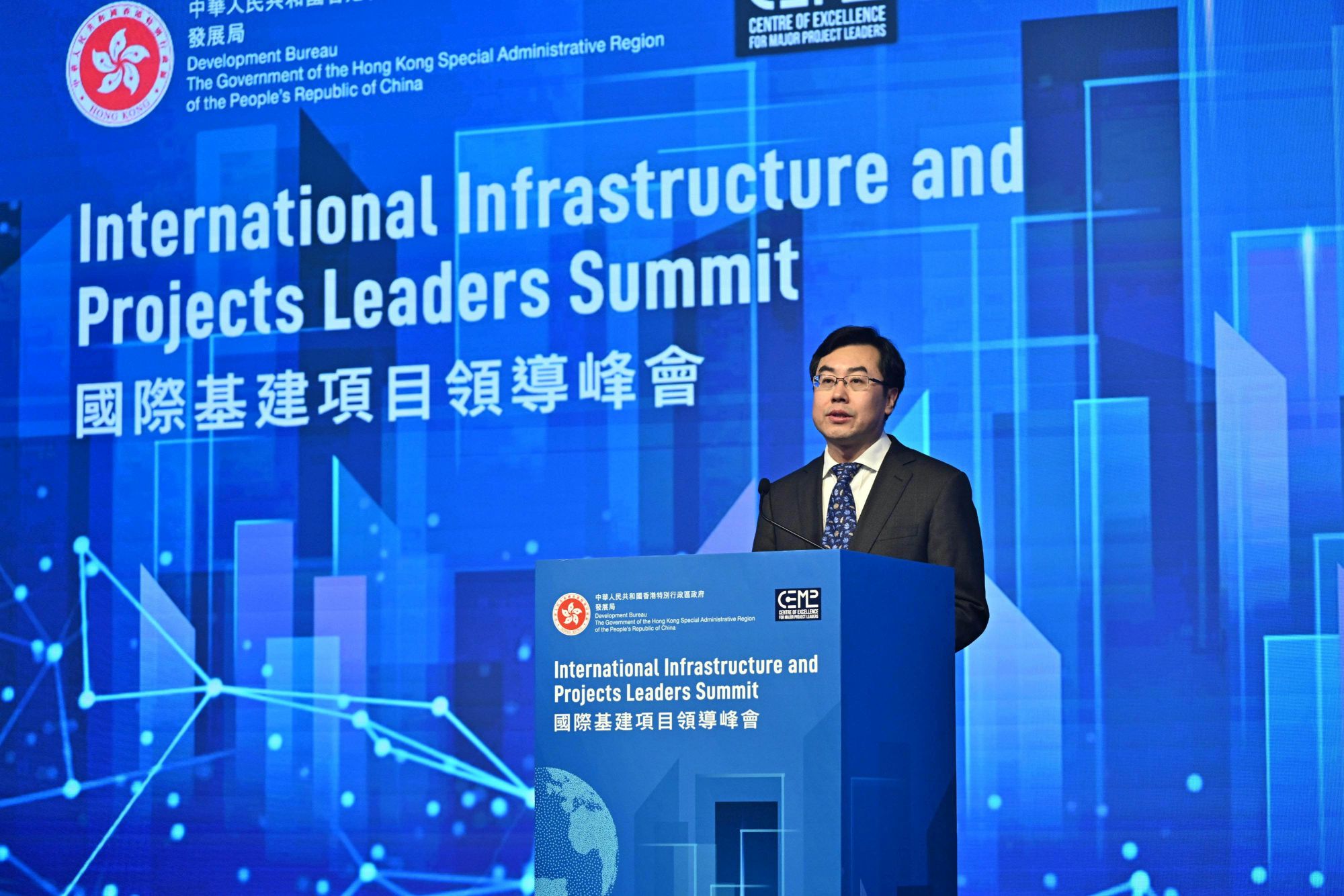 Mr LI Liang-sheng, the Vice Minister of the Ministry of Water Resources of the People's Republic of China delivers a speech at the summit.