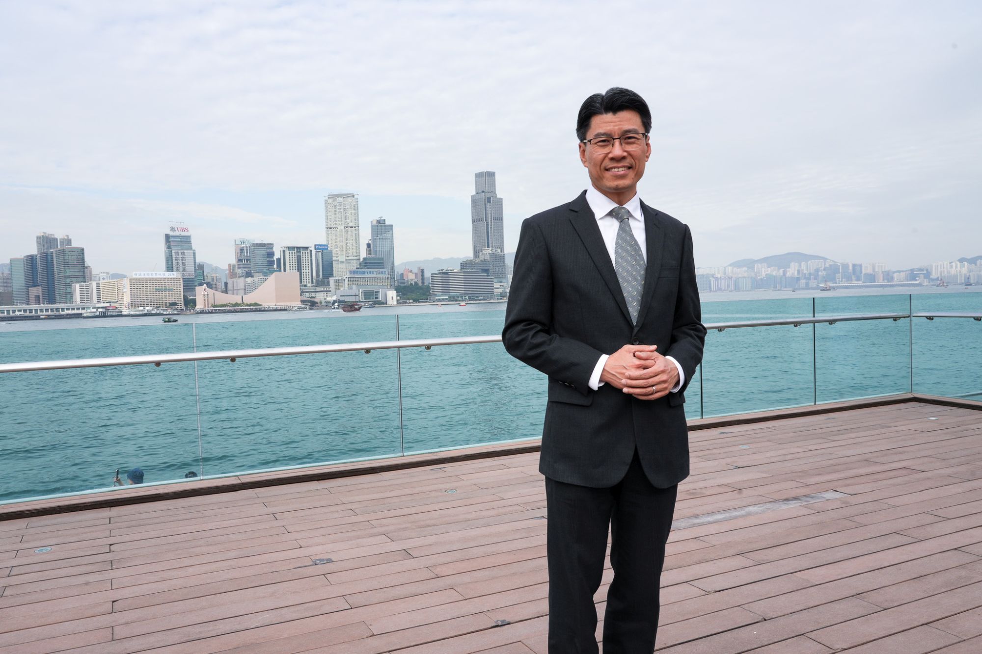 Principal Assistant Secretary (Works) of the DEVB, Mr David LEUNG, states that the professional qualification systems of the Mainland and Hong Kong are different.  The Mainland operates a “Professional Title” evaluation mechanism in addition to practising qualifications.