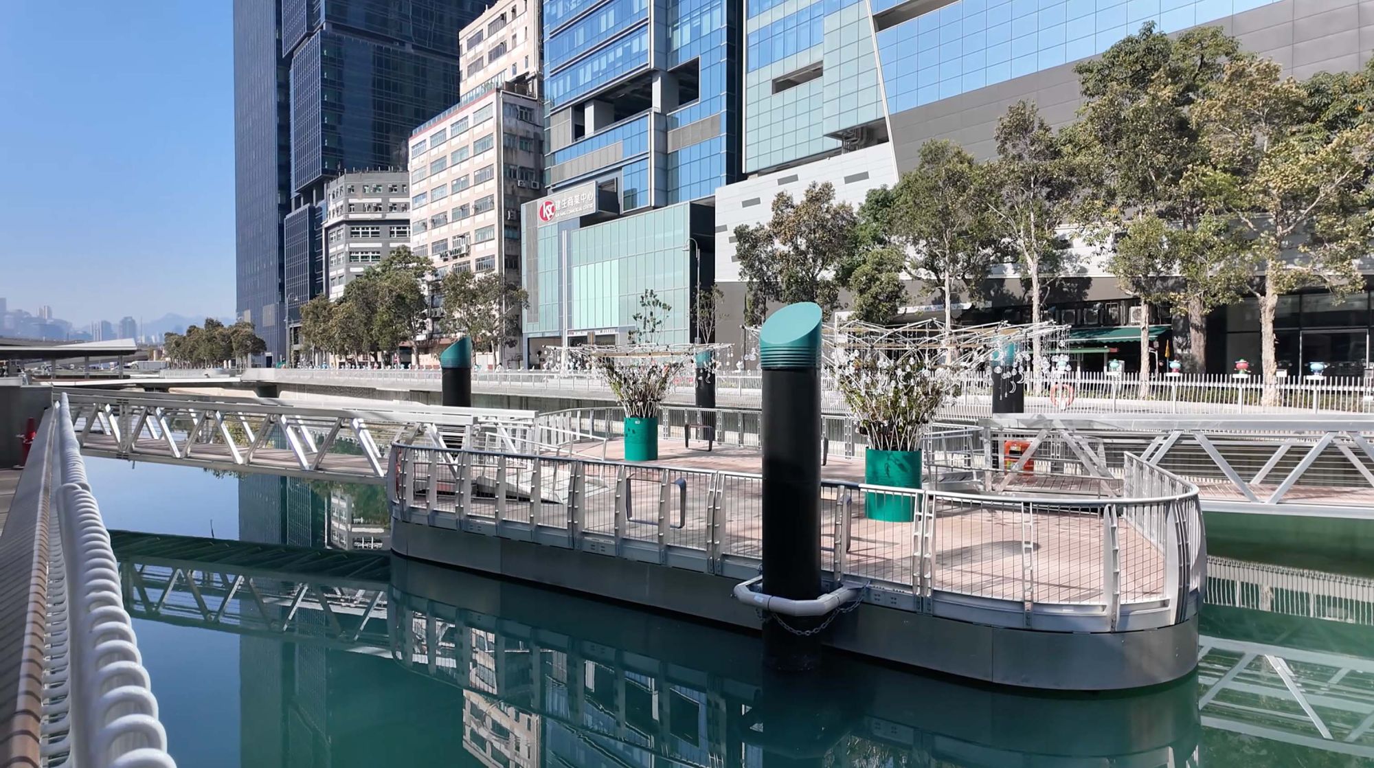 工程團隊沿河興建了六條跨河行人通道及一個浮島，縮短市民穿梭河道兩岸的步行距離。