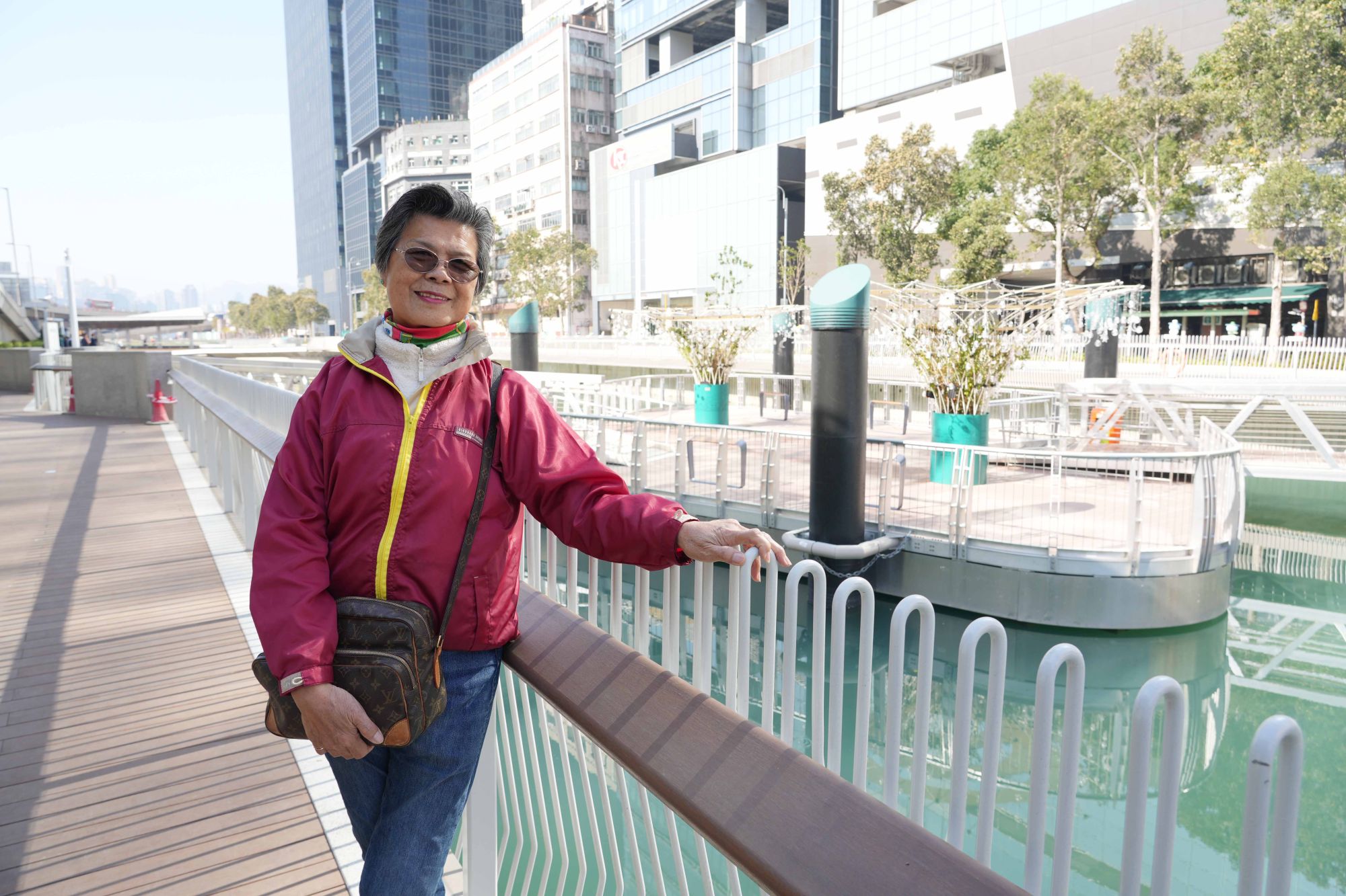 觀塘區街坊林女士憶述，昔日觀塘徙置區環境雜亂，附近大坑渠（明渠）臭氣熏天，而活化後的河畔空間變化很大，令她喜出望外。