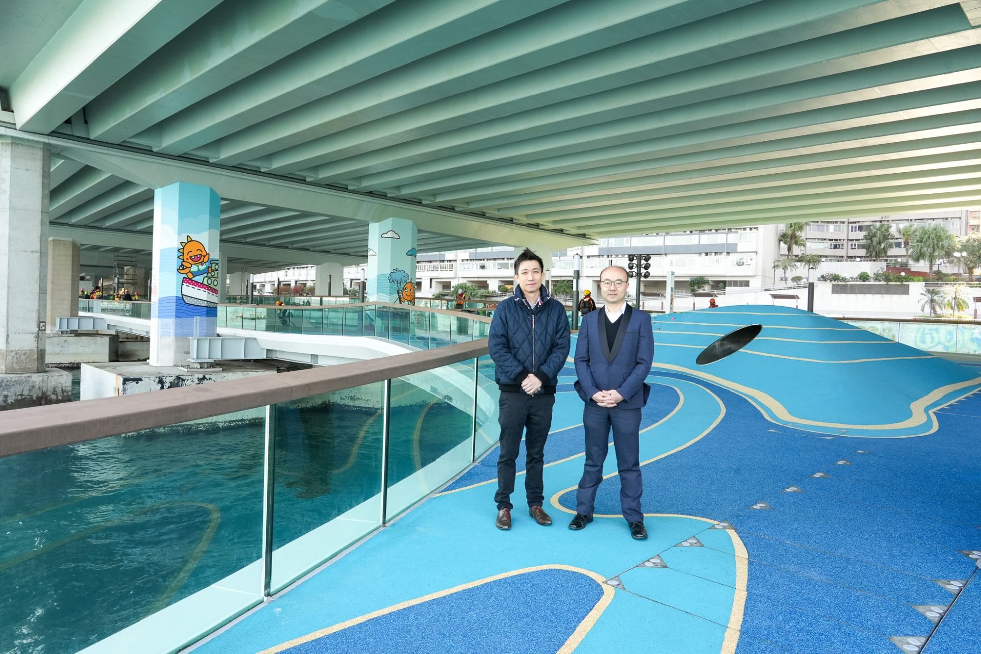 土木工程拓展署高級工程師楊思翔（右）與土木工程拓展署工程師黃邦彥（左）介紹東岸板道特色及工程的各項挑戰。