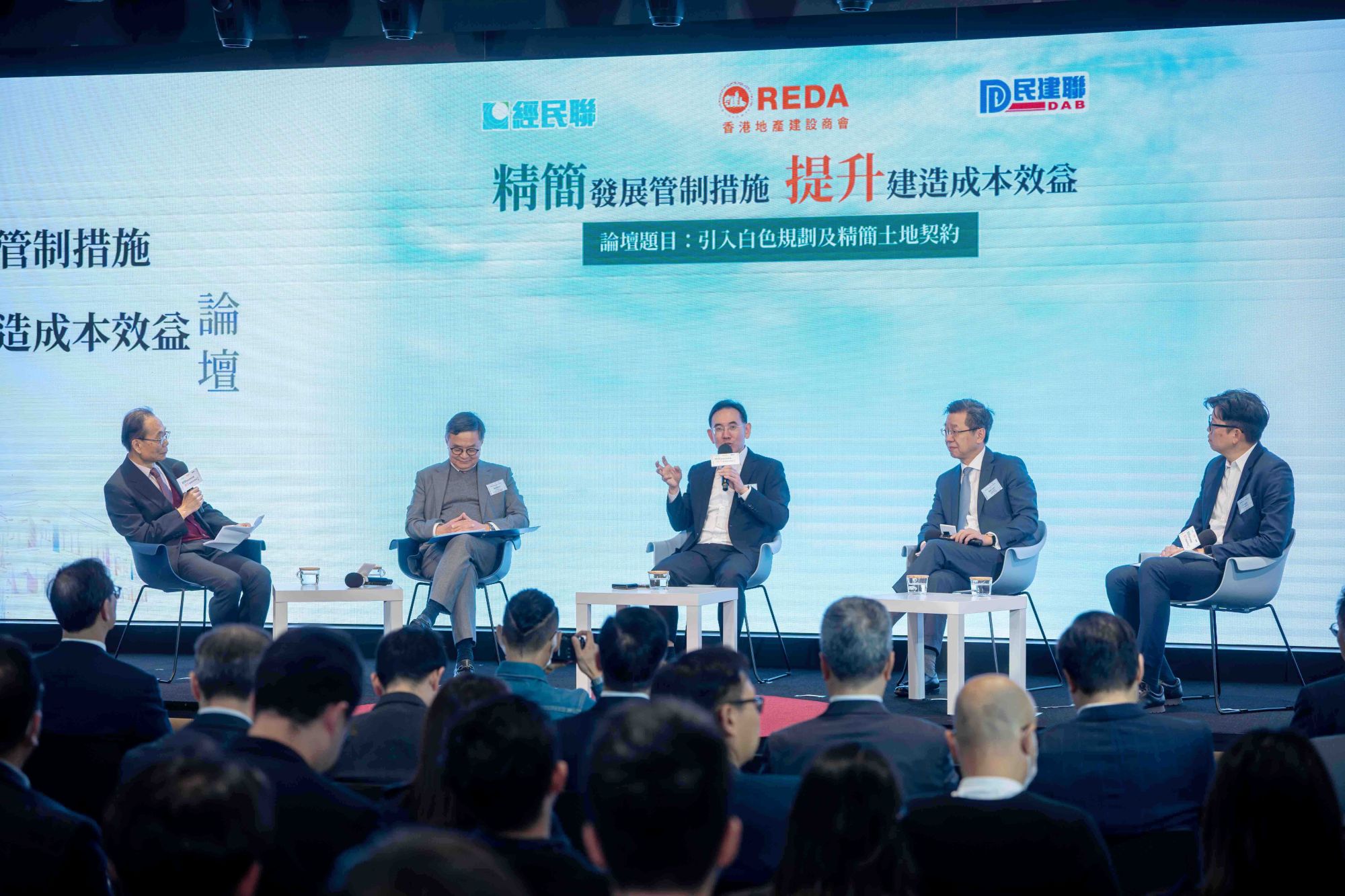 林智文率領團隊自去年第三季已出席了多場研討會和論壇，向業界介紹政府的精簡措施，並了解業界所需。