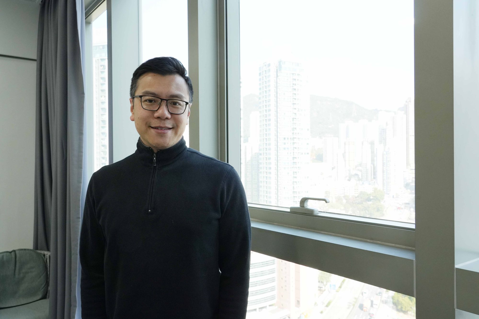 香港園境師學會會長陳元敬指出，精簡發展程序的方向有助業界發展，加快工作流程。政府最近推出的自行認證計劃，允許業界在審批過程中委託一位認可園境師作自行審批，效率得以大大提升。