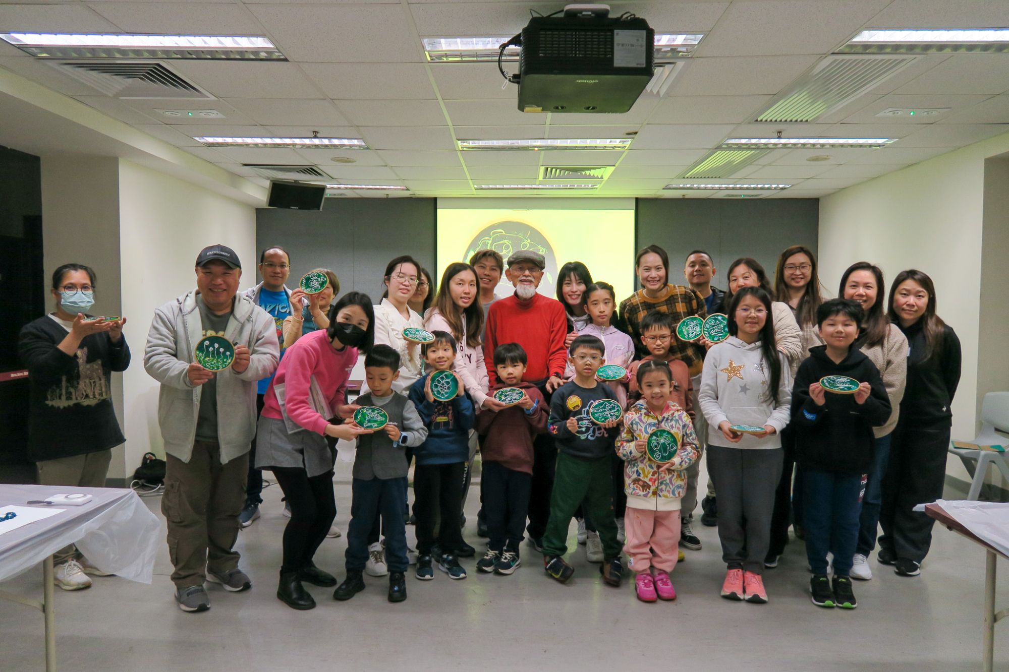 古蹟辦與漁護署合辦的「化石小偵探」古生物工作坊（上）和「古生物大觀園」手工藝工作坊（下）。