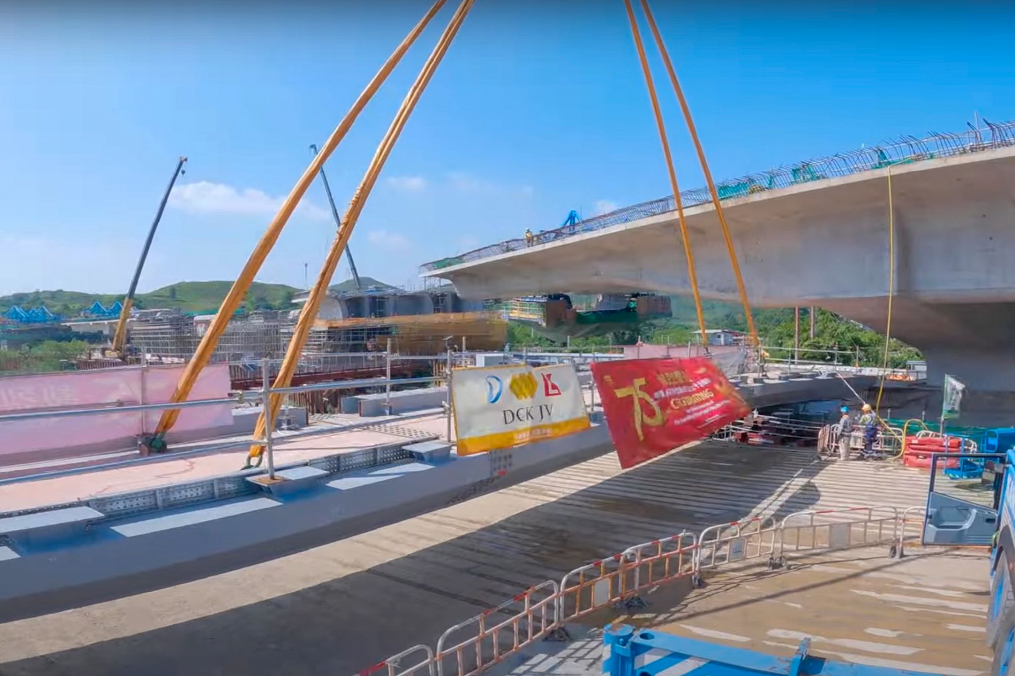 S960超高強鋼相比一般在基建中使用的S355鋼材強度高近三倍，採用S960建造可大幅減少所需鋼材、減輕橋樑的自身重量。