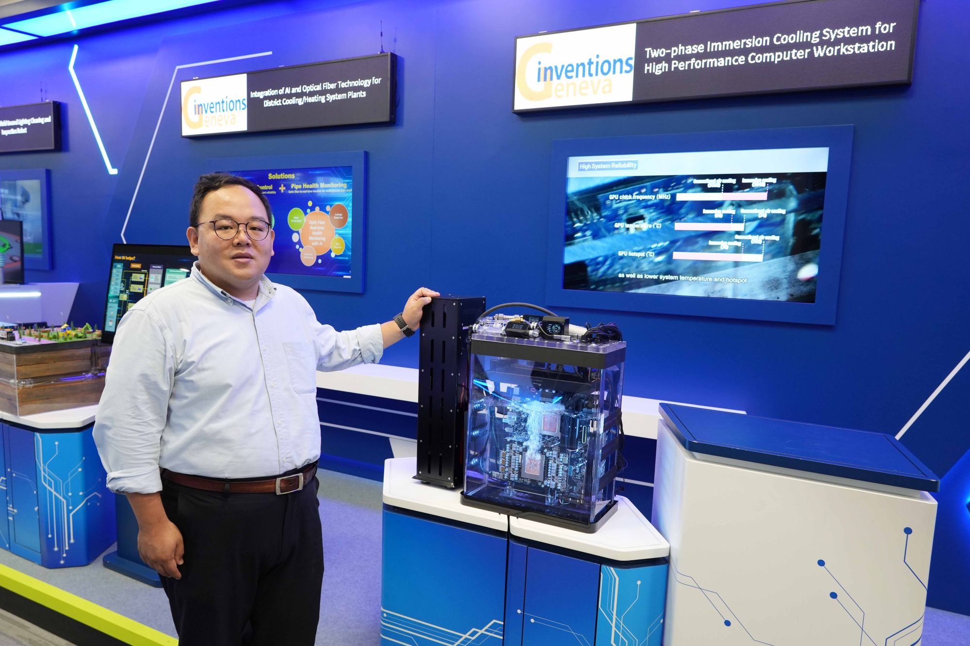 Engineer (Airport Services) of the Electrical and Mechanical Services Department (EMSD), Mr LI Kin-pong, Richard, introduces that the “Two-phase Immersion Cooling System for High Performance Computer Workstation”, jointly developed by the EMSD and the Civil Aviation Department, has received both the Prize of the Republic and Canton of Geneva and Gold Medal.  The Prize of the Republic and Canton of Geneva signifies government-level honour and recognition for the winning project, marking the first time that departments of the Government of the Hong Kong Special Administrative Region have received this prize.