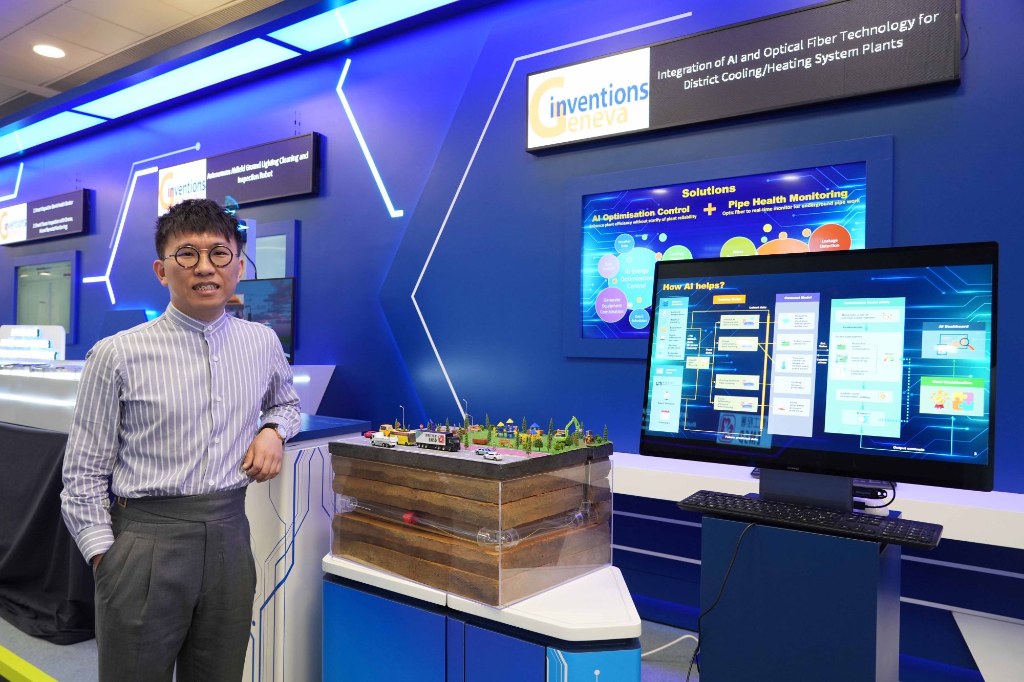 Engineer (Energy Efficiency) of the Electrical and Mechanical Services Department, Mr Wong Kwun-ping, Jairus, introduces the EMSD-developed “Integration of AI and Optical Fibre Technology for District Cooling/Heating System Plants”, which has been awarded the Gold Medal with the Congratulations of Jury.