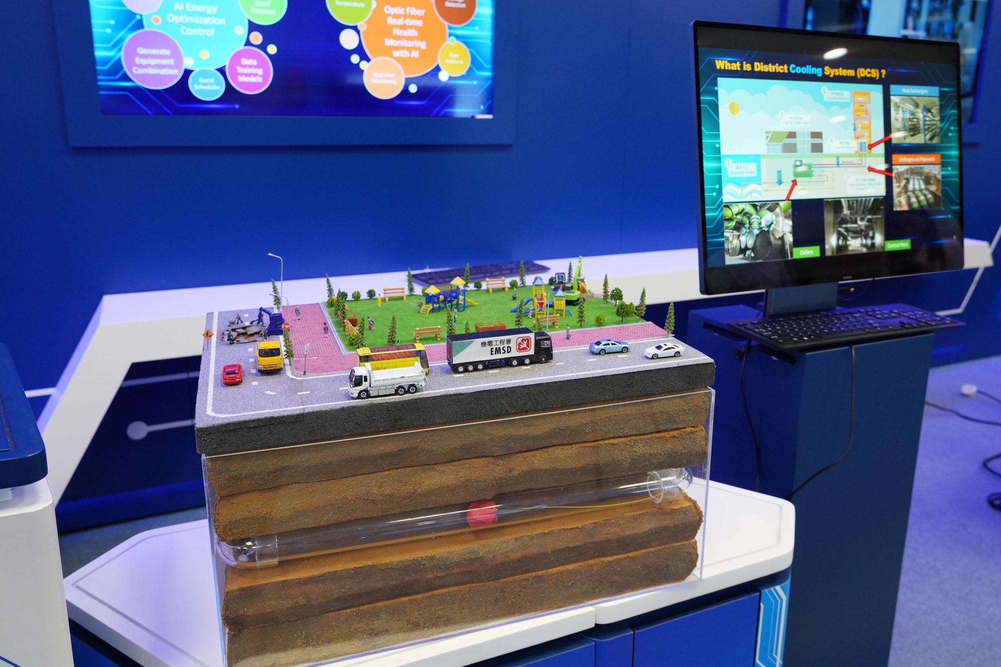 The system analyses real-time big data from operating chillers through artificial intelligence to accurately predict cooling demand and optimise system control, as well as integrating optical fibre technology to monitor the condition of chilled water pipes in the underground cooling system.