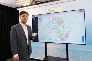 Engineer (Drainage System Planning) of the Drainage Services Department, Mr WONG Leonard Chek-yuet, introduces “Mosaic Model Map”, the project that has received the Gold Medal with the Congratulations of Jury.