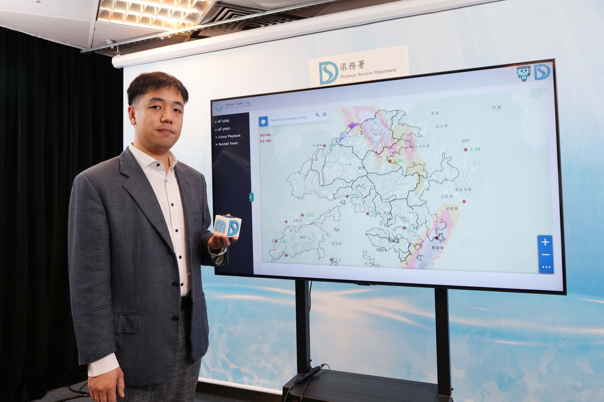 Engineer (Drainage System Planning) of the Drainage Services Department, Mr WONG Leonard Chek-yuet, introduces “Mosaic Model Map”, the project that has received the Gold Medal with the Congratulations of Jury.