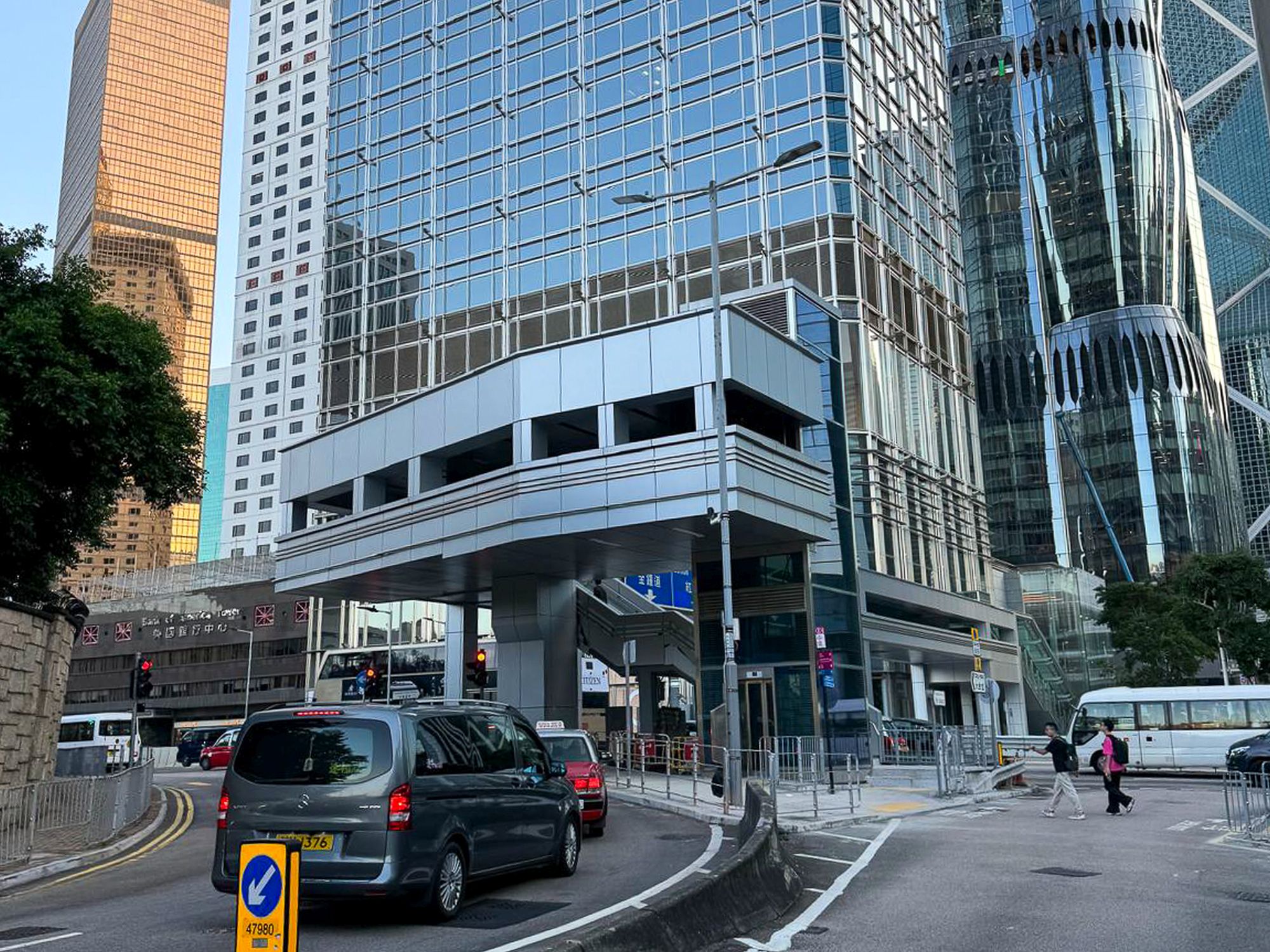 The footbridge across Harcourt Road connecting Cheung Kong Center II in Admiralty has also been completed and put into use recently.