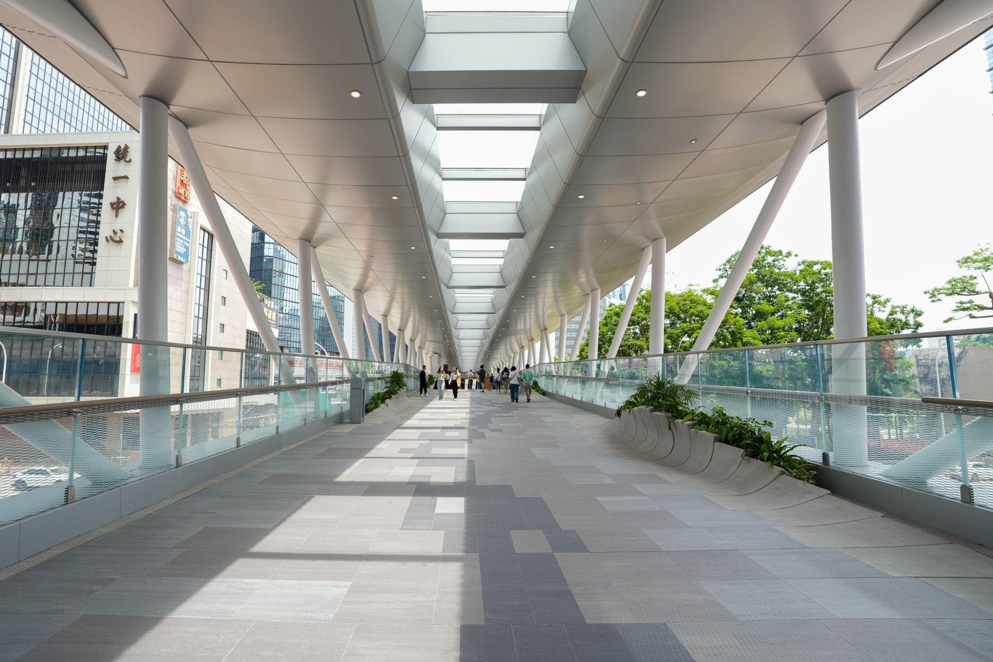 Seamlessly integrating with the existing footbridge network in Admiralty, Two Queensway Bridge enables pedestrians to travel between the Admiralty MTR Station, government agencies and nearby commercial buildings without any obstruction, thereby further enhancing the existing elevated pedestrian network in the area.