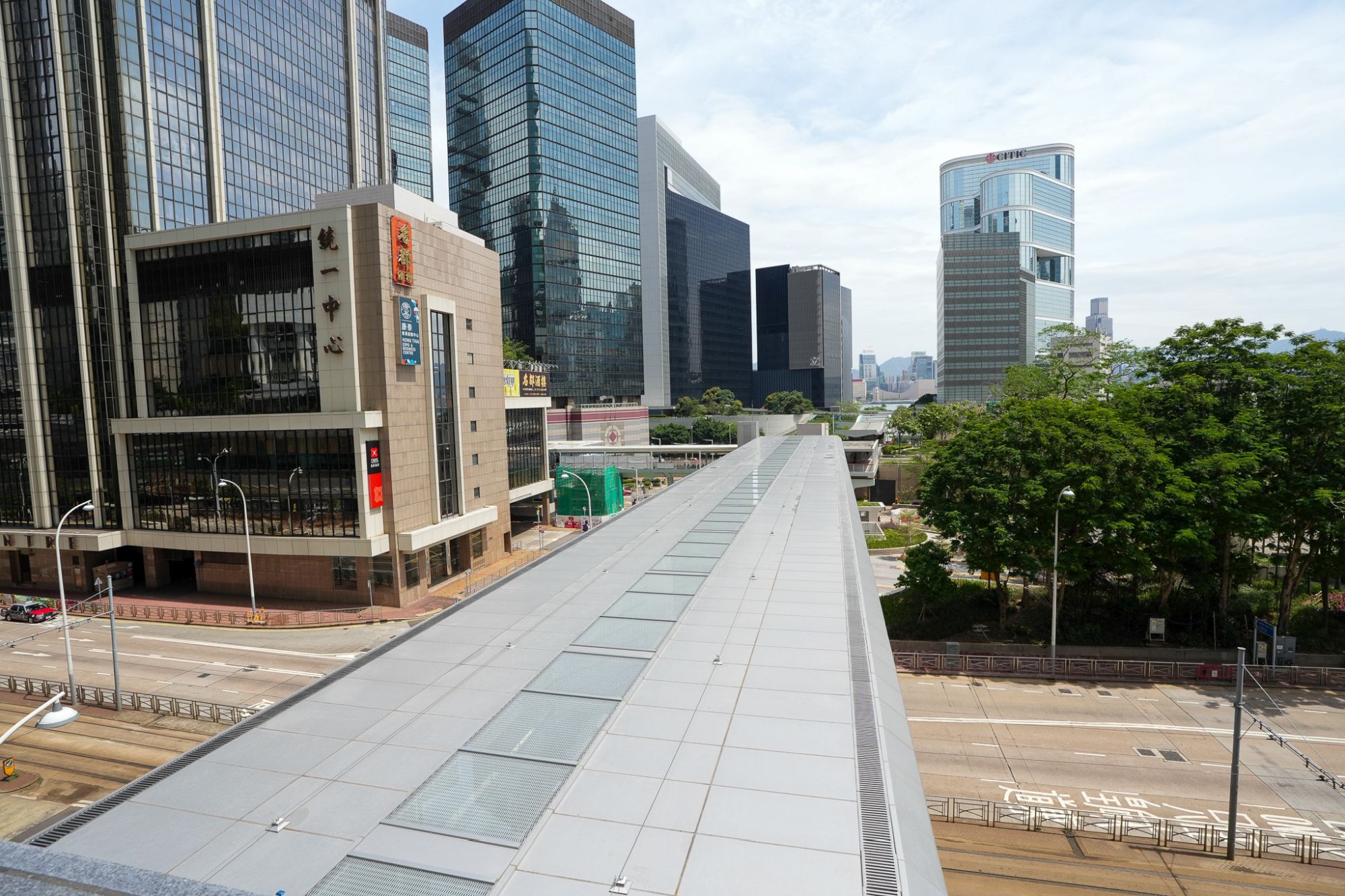 Seamlessly integrating with the existing footbridge network in Admiralty, Two Queensway Bridge enables pedestrians to travel between the Admiralty MTR Station, government agencies and nearby commercial buildings without any obstruction, thereby further enhancing the existing elevated pedestrian network in the area.