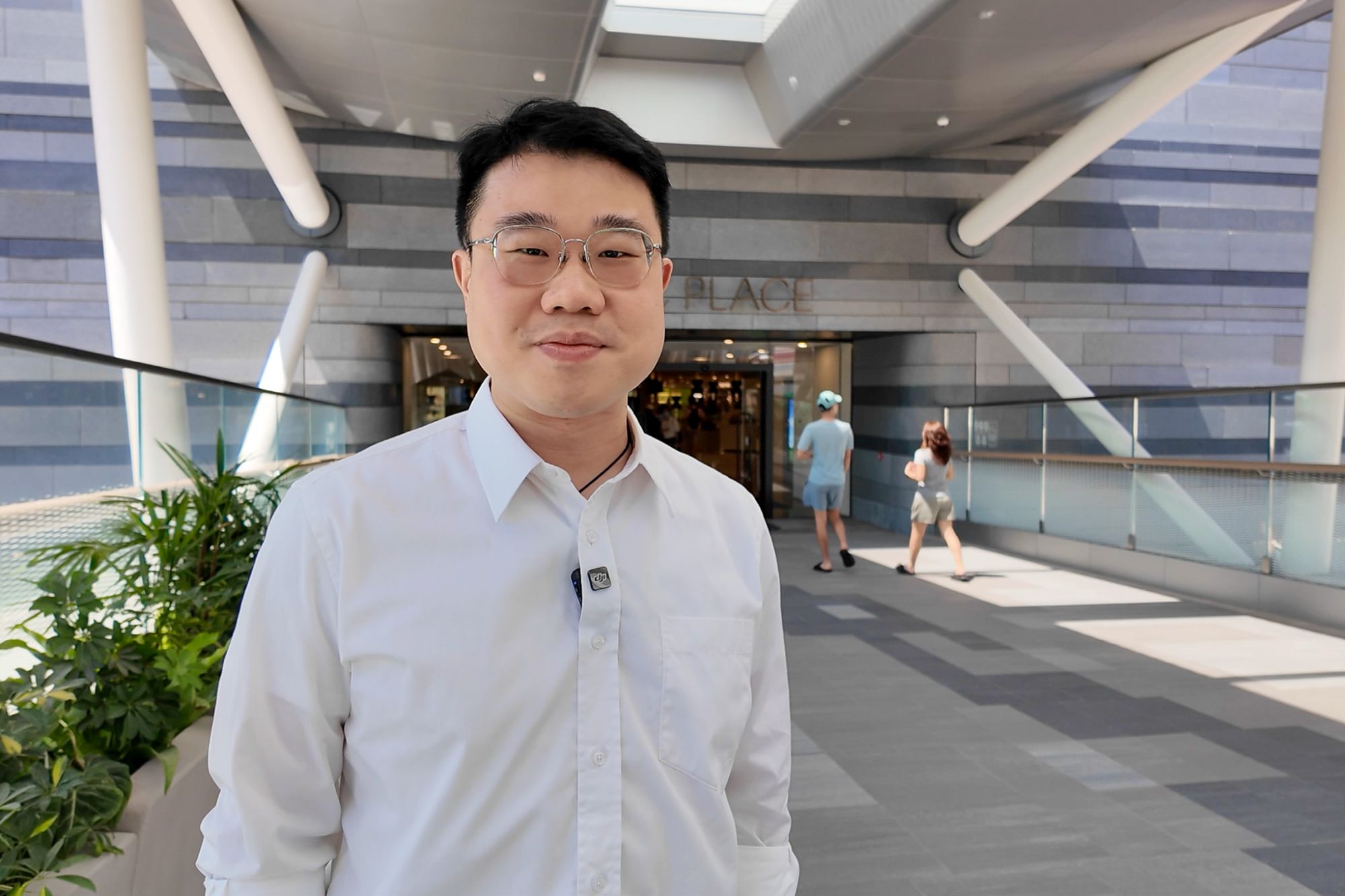 Tommy, who works at the Legislative Council Complex and frequently travels between different commercial areas in Admiralty and his workplace, is pleased with the commissioning of Two Queensway Bridge, which has made it more convenient to travel to Pacific Place.