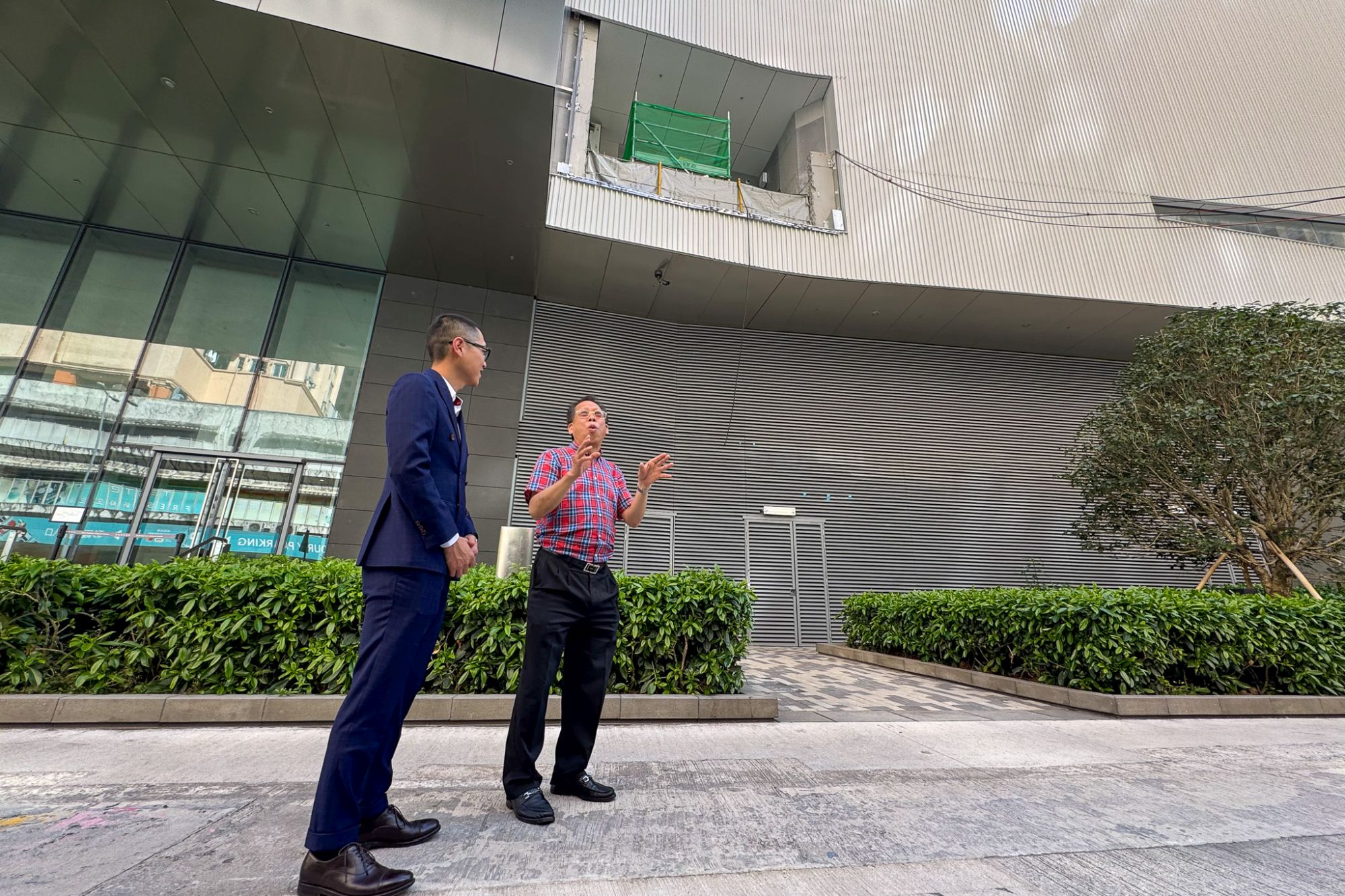 Mr. Yip Hing-kwok, the Chairman of the Amoy Gardens Owners Committee (Phase II), complimented the Government’s coordination with the private sector on the footbridge construction is one and major meritorious achievementthat will greatly benefit the whole community.