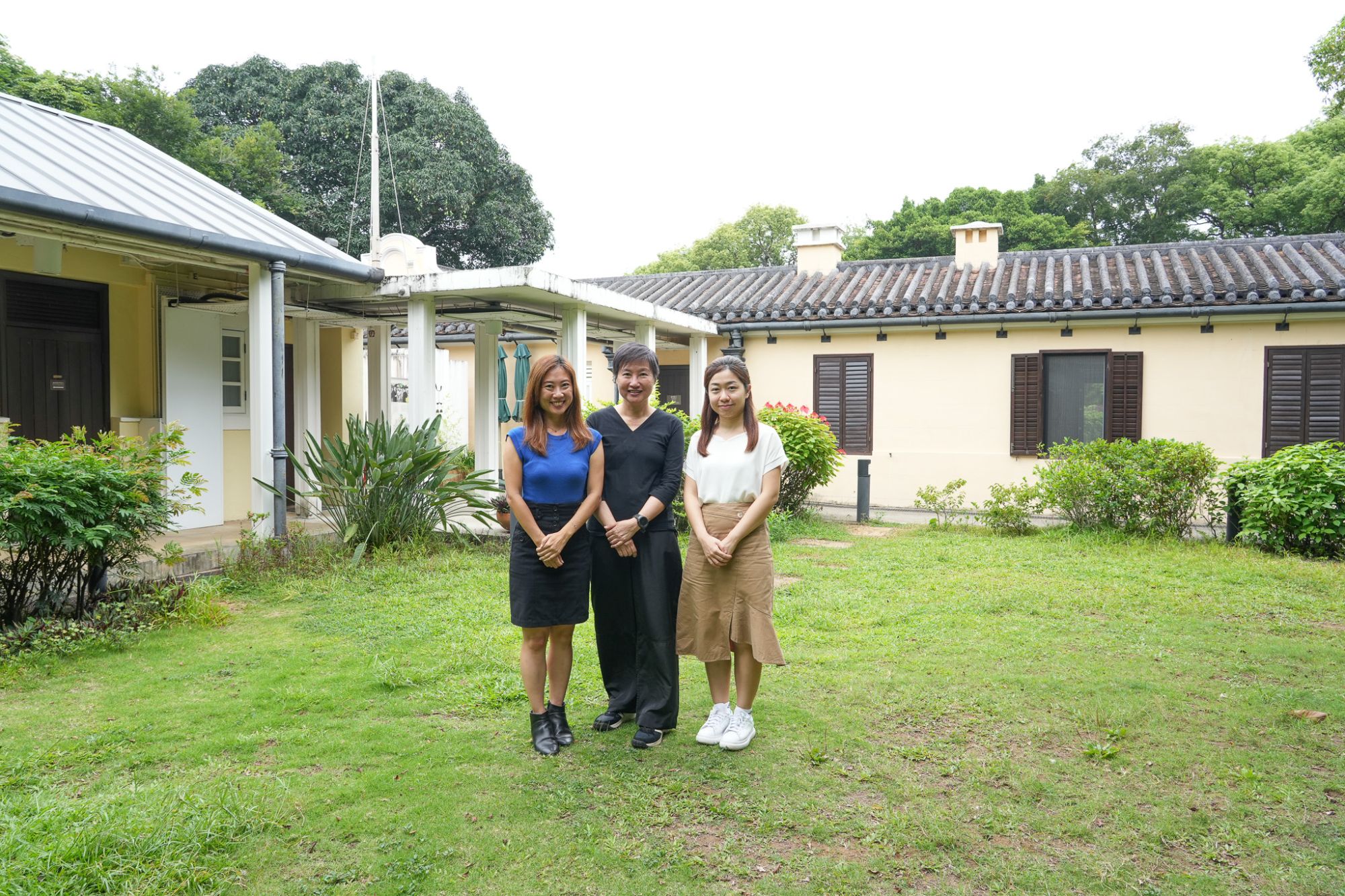 （左起）發展局助理秘書長（文物保育）吳的欣、綠匯學苑主管王麗賢及發展局建築師（文物保育）王淑雯介紹舊大埔警署 - 綠匯學苑活化項目。