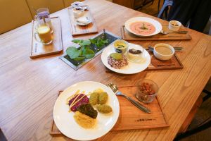 營運機構在「綠匯學苑」設立餐廳，讓遊客品嚐主要以本地食材製作的低碳美食。