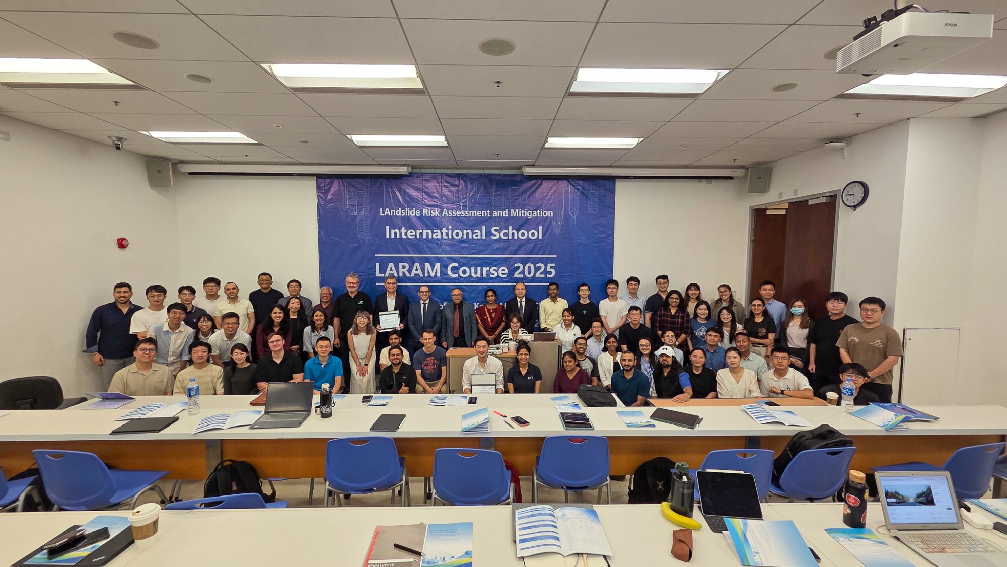 業界享負盛名的意大利薩萊諾大學「滑坡風險評估與減災國際學院課程」首次於香港舉辦。為期一周的國際課程吸引接近40位來自世界各地的年青博士、博士生及岩土工程專家參與。