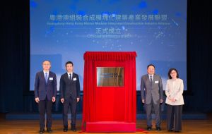 Photo shows the Secretary for Development, Ms Bernadette LINN (first right); the Director-General of the DHURDGP, Mr ZHANG Yong (first left); a representative of the Alliance, the President of China Overseas Holdings Limited and the Chairman of the Board of China State Construction International Holdings Limited, Mr ZHANG Haipeng (second left); and a representative of the Alliance and the President of HKMiCMA, Dr Conrad WONG (second right), at the unveiling ceremony of the Alliance.