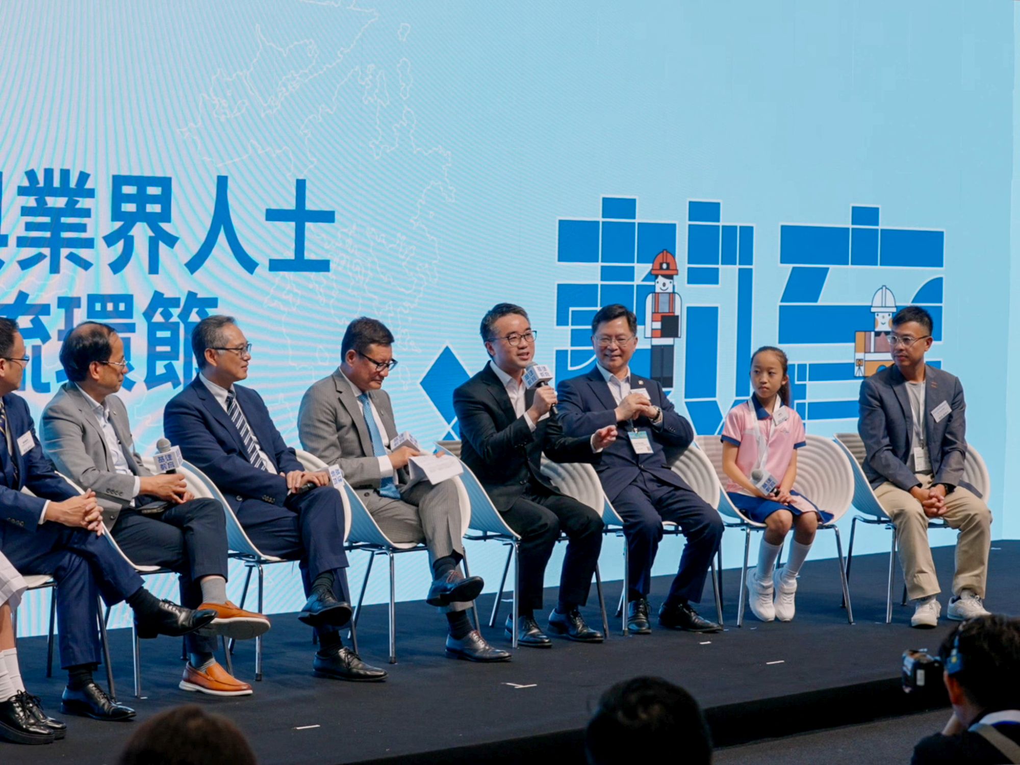 教育局副局長施俊輝（中）感謝業界傾力支持「STEAM UP想建理」項目，他表示材料配合了工程界的具體項目作例子，學校均反映「STEAM UP想建理」教與學材料對於教學很有幫助。