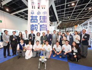 圖示發展局局長甯漢豪（後排左六）、發展局常任秘書長（工務）劉俊傑（後排右七）、建造業議會主席何安誠教授（後排左七）和建造業議會執行總監鄭定寕（後排右六）與其他嘉賓和學生合照。