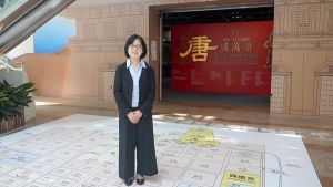 發展局古物古蹟辦事處總文物主任蕭麗娟表示，「唐風萬里：多元交融開放的盛世」展覽是在國家文物局與法國吉美國立亞洲藝術博物館，為慶祝中法建交六十周年合辦的「中國‧唐 — 一個多元開放的朝代（七至十世紀）」展覽的基礎上策劃，亦是香港回歸祖國二十八周年慶祝活動之一。展覽是發展局與國家文物局在2022年簽署《關於深化文化遺產領域交流與合作的框架協議書》後，規格最高、規模最大、文物展品數量最多的合辦展覽。