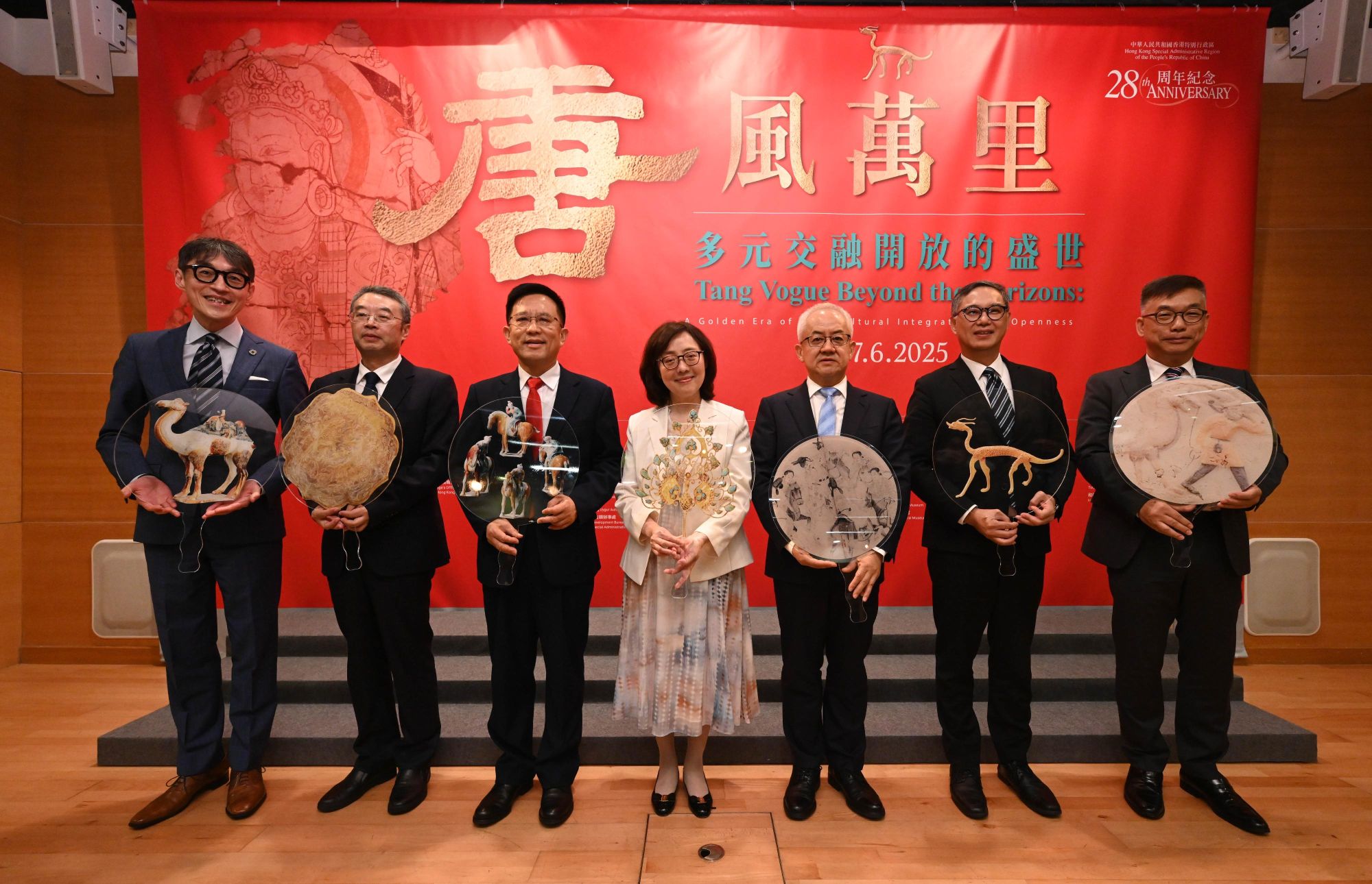 「唐風萬里：多元交融開放的盛世」展覽在六月二十七日於香港文物探知館舉行開幕禮。圖示發展局局長甯漢豪（中）、國家文物局副局長喬雲飛（右三）、中央人民政府駐香港特別行政區聯絡辦公室秘書長王松苗（左三）、發展局常任秘書長（工務）劉俊傑（右二）、中國文物交流中心主任譚平（左二）、古物諮詢委員會主席許焯權教授（右一）和保育歷史建築諮詢委員會主席蘇彰德教授（左一）主持開幕禮。