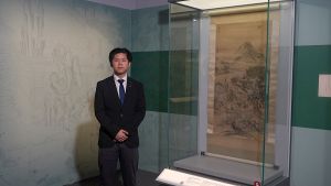 古物古蹟辦事處一級助理館長（教育活動）吳國樑（上圖）介紹重點展品 -- 遼寧省博物館借出的珍貴文物：「宋人《明皇擊球圖卷》」及二級助理館長（展覽及宣傳）胡文立（下圖）介紹「緙絲李白《春夜宴桃李園序》立軸」，這兩件文物珍品僅於首兩個月展出（2025年6月28日至8月27日），文物返回遼寧省博物館後需在文物倉庫保養一至三年。