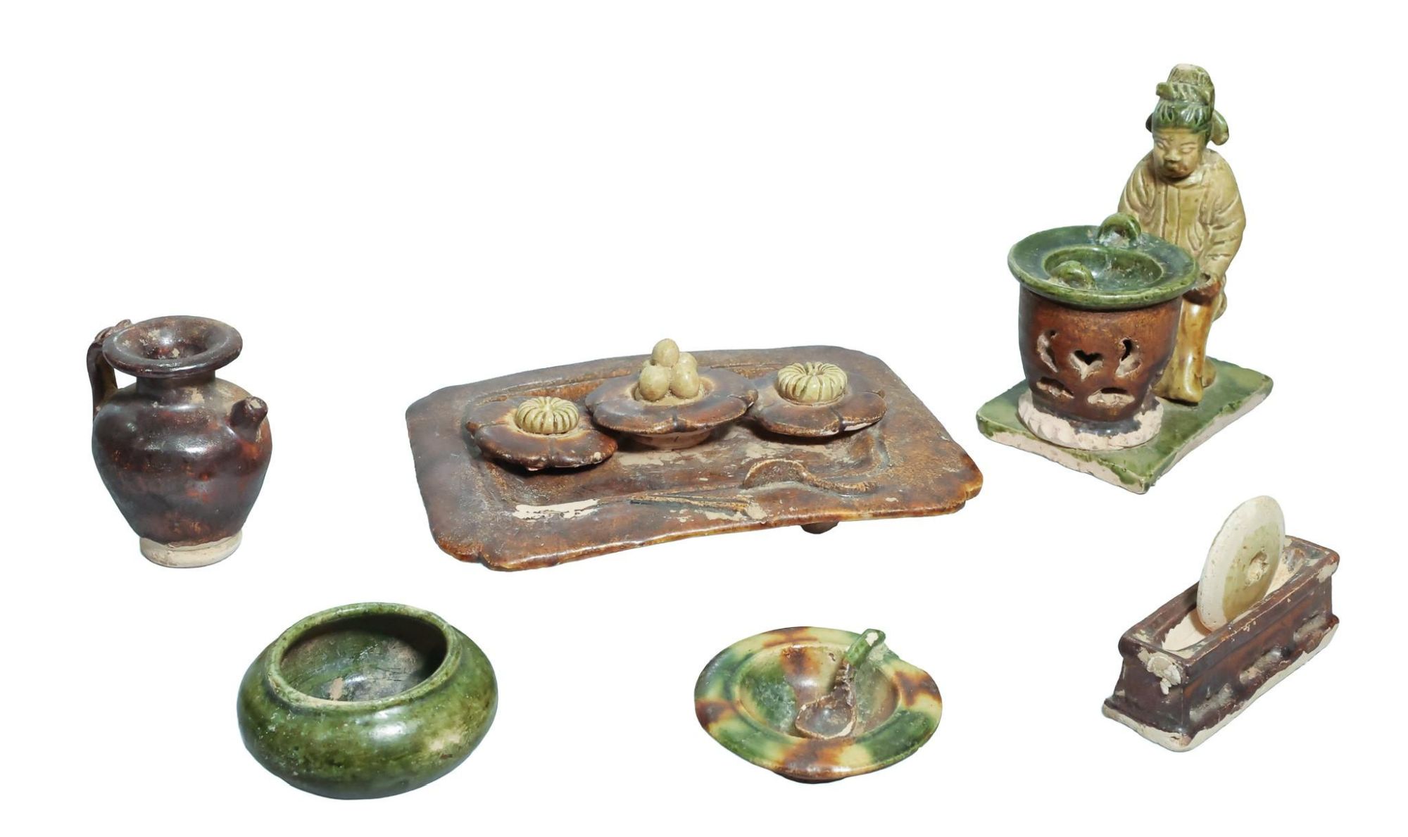 圖示重現「茶聖」陸羽形象的三彩茶具及坐俑模型。