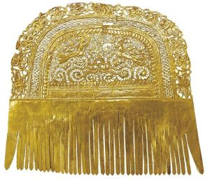 圖示以薄金片鏤空鏨刻而成的金櫛頭飾。