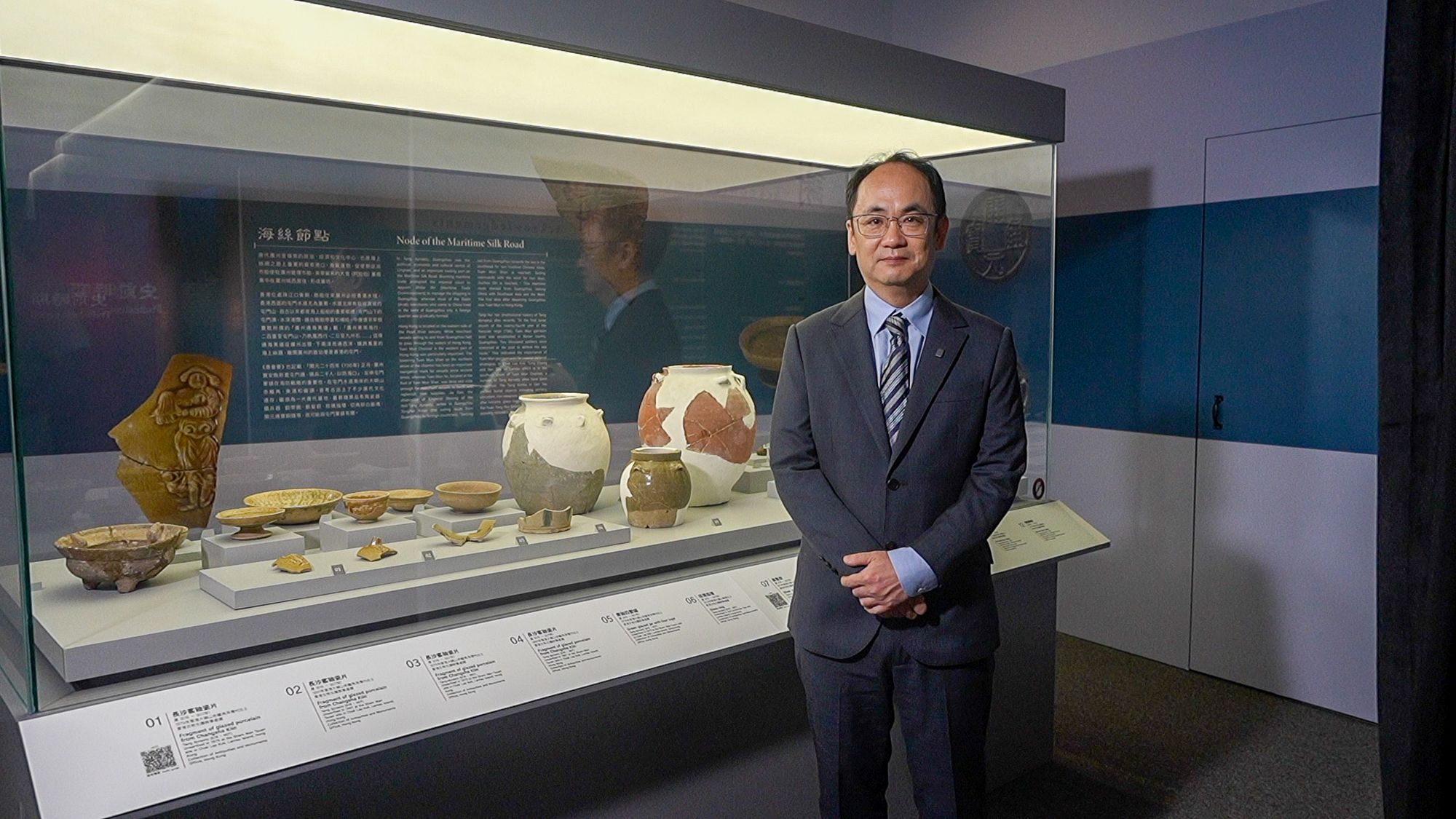 古物古蹟辦事處館長（考古）李偉文表示，展覽亦展出香港出土的唐代文物，包括「『萬歲、端州』銘碎銀塊」、瓷器、兵器、貨幣、飾物等，印證香港在海上絲綢之路的重要角色。