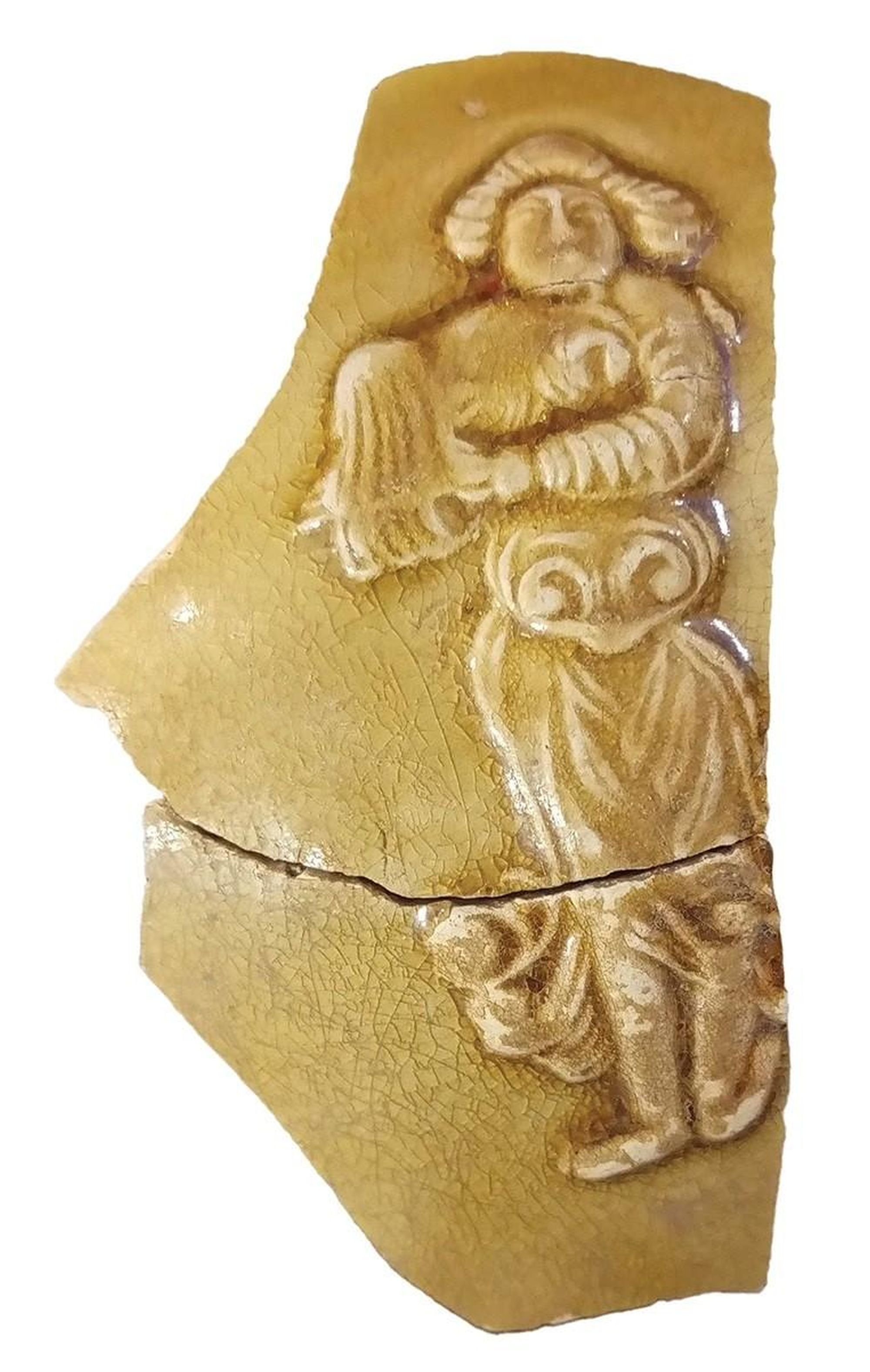 圖示在香港大嶼山赤鱲角深灣村出土的長沙窰釉瓷片，上有異域人像。