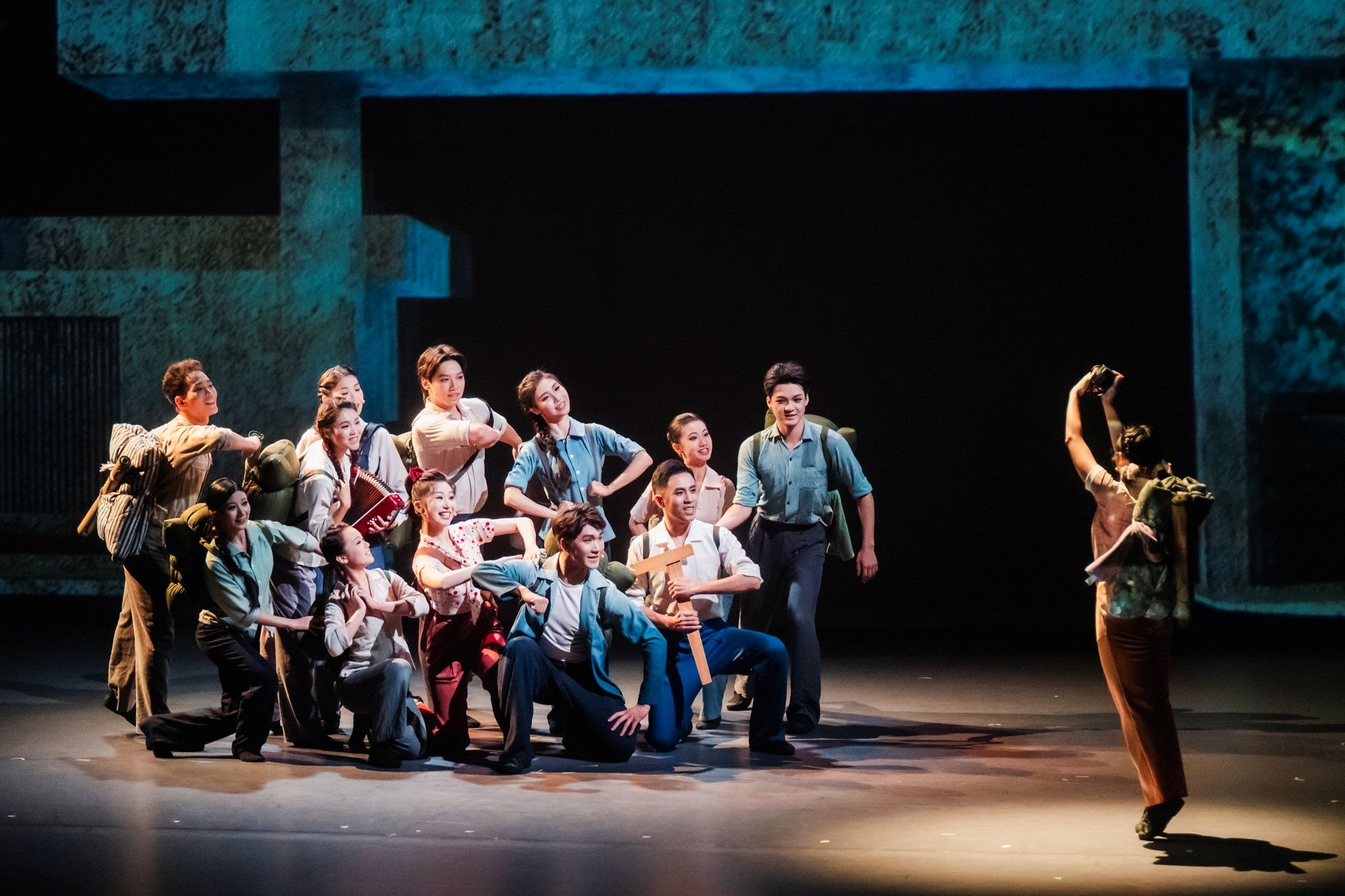 《青春印豐碑》以弘揚「時代楷模」精神為主題，通過舞台劇形式再現了上世紀六十年代內地大學生響應國家號召、投身東深供水工程建設並順利完成任務的感人故事。