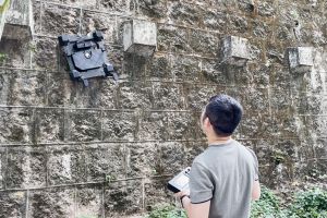 爬壁機器人配備高穩定性的負壓吸附系統，不論在平滑玻璃表面或是粗糙的牆面均可自如地滑行。