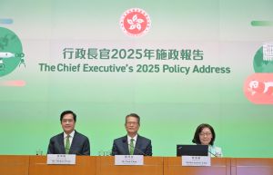 財政司司長陳茂波（中）九月十八日聯同財政司副司長黃偉綸（左）和發展局局長甯漢豪（右）舉行記者會，闡述《行政長官2025年施政報告》有關推動北部都會區和產業發展措施。