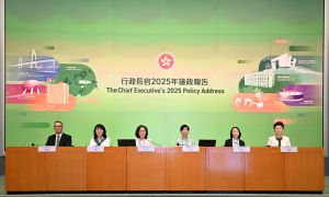 發展局局長甯漢豪（左三）、房屋局局長何永賢（右三）、發展局常任秘書長（工務）劉俊傑（左一）、發展局常任秘書長（規劃及地政）何珮玲（左二）、房屋局常任秘書長李佩詩（右二）和房屋局副秘書長章景星（右一）九月十九日舉行記者會，闡述《行政長官2025年施政報告》相關措施。