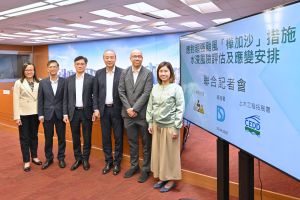 渠務署、土木工程拓展署及民政事務總署9月22日舉行聯合記者會，講解超強颱風「樺加沙」可能引致的水浸風險及相關應對措施。圖示渠務署署長莫永昌（左三）、助理署長／操作維修劉勝昌（左二）和總工程師袁嘉慧（左一）、土木工程拓展署土木工程處處長黃志斌（右三）和總工程師張永康（右二），以及民政事務總署副署長王婉蓉（右一）出席記者會。