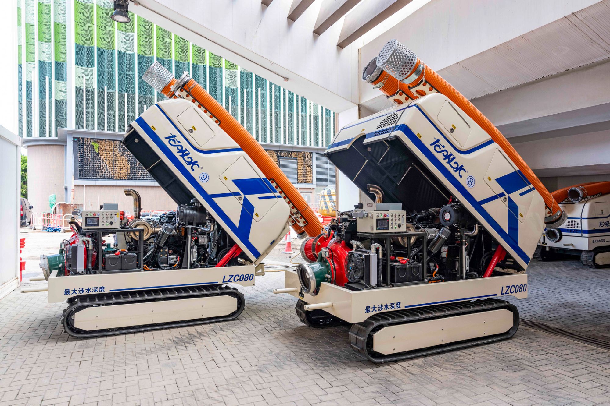 渠務署今年初引入強力排水機械人，包括「龍吸水」和「小禹」系列，加強處理水浸能力。圖示「龍吸水」。